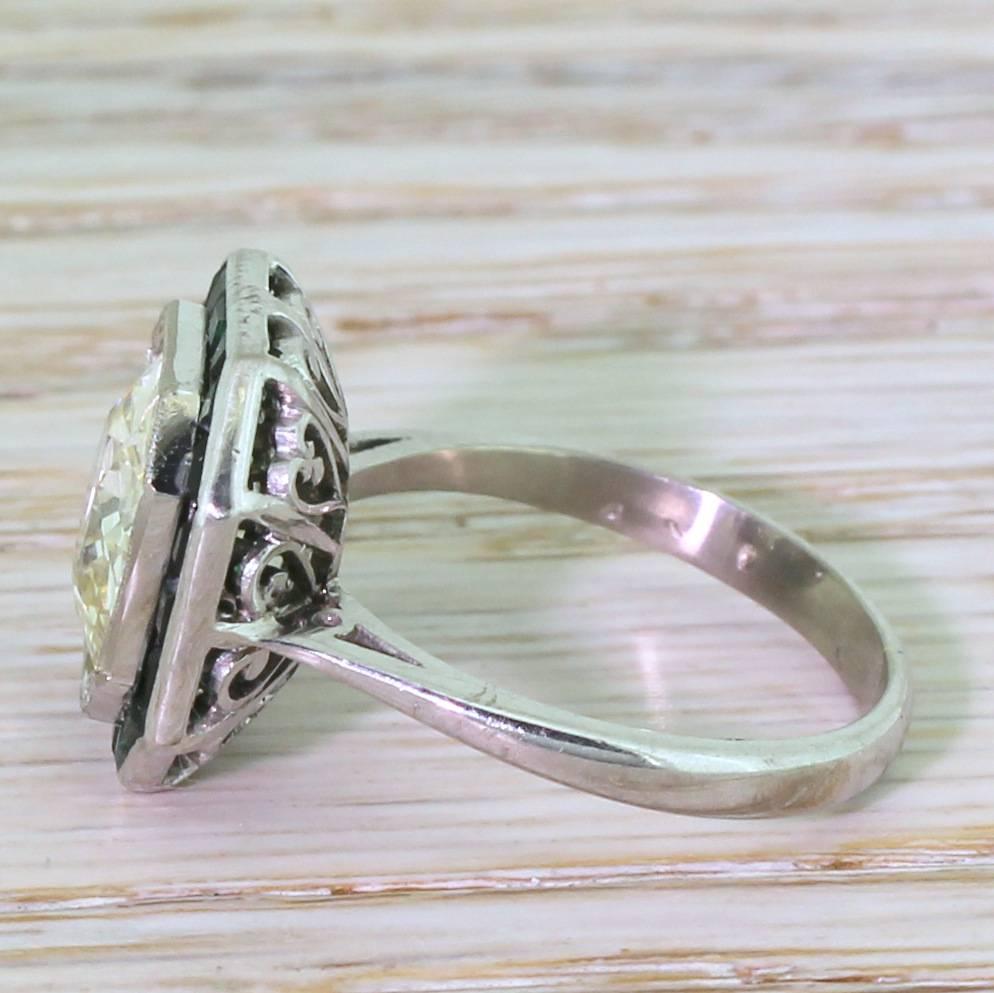 Art Deco 2.91 Carat Old Cut Diamond & Calibré Cut Emerald Engagement Ring In Excellent Condition For Sale In Theydon Bois, Essex