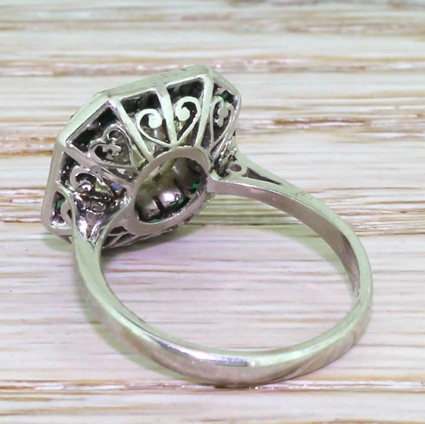 Women's Art Deco 2.91 Carat Old Cut Diamond & Calibré Cut Emerald Engagement Ring For Sale