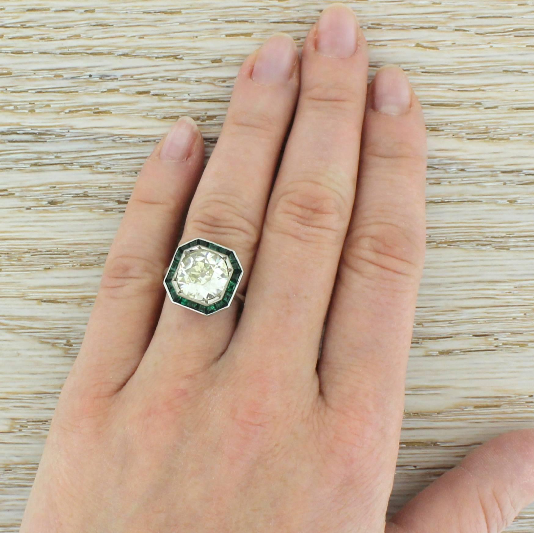 Art Deco 2.91 Carat Old Cut Diamond & Calibré Cut Emerald Engagement Ring For Sale 1