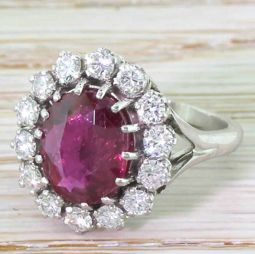 Late 20th Century 3.25 Carat Natural Thai Ruby and Diamond Platinum Ring For Sale 2
