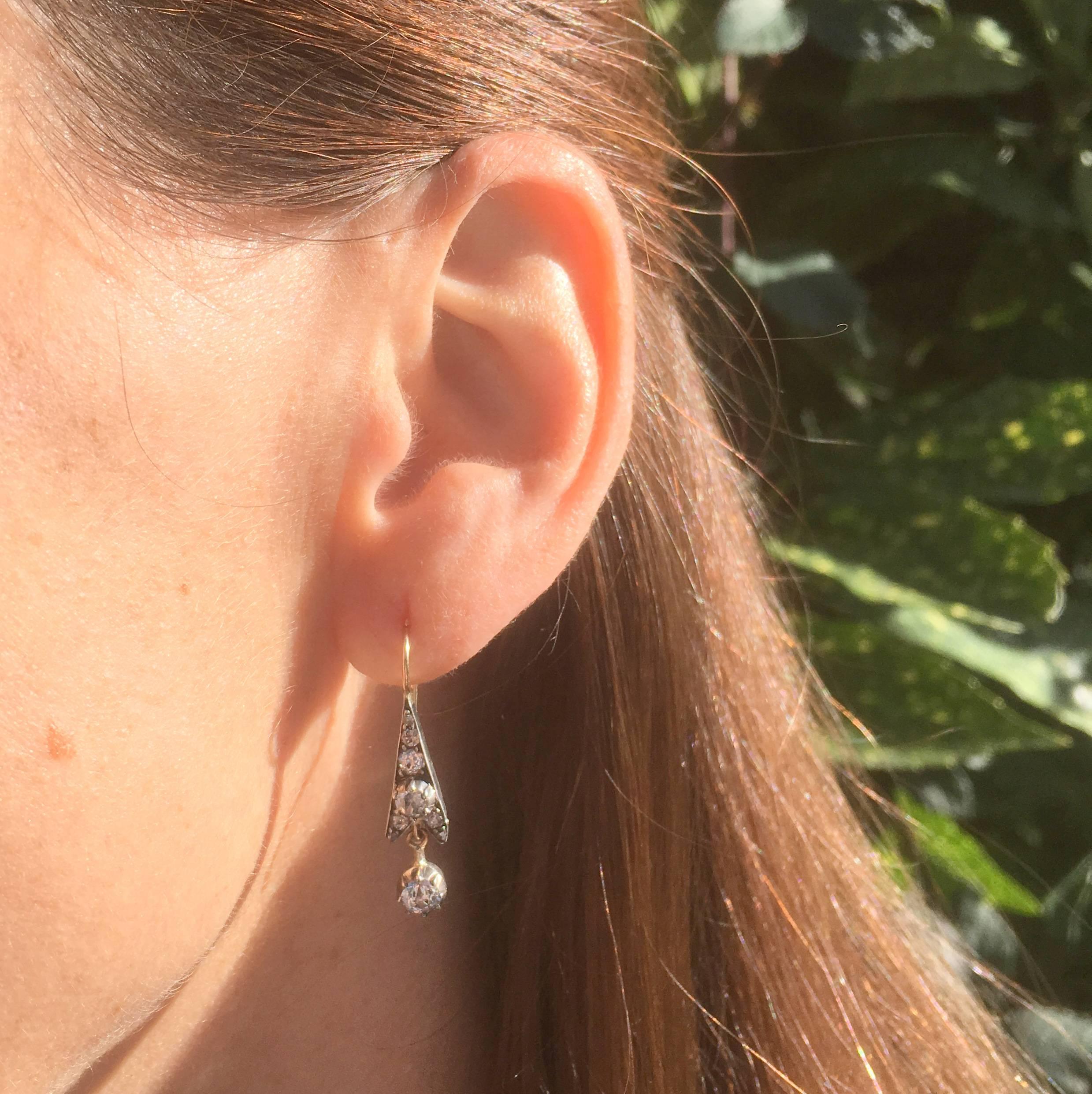 Women's Victorian 0.96 Carat Old Cut Diamond Drop Earrings For Sale