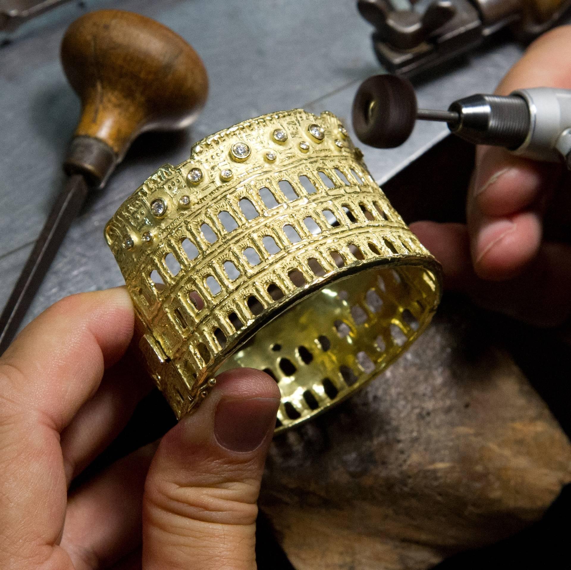 Sacchi Roman Colosseum Diamonds Gemstone Cuff Bracelet 18 Karat Yellow Gold In New Condition In Rome, IT