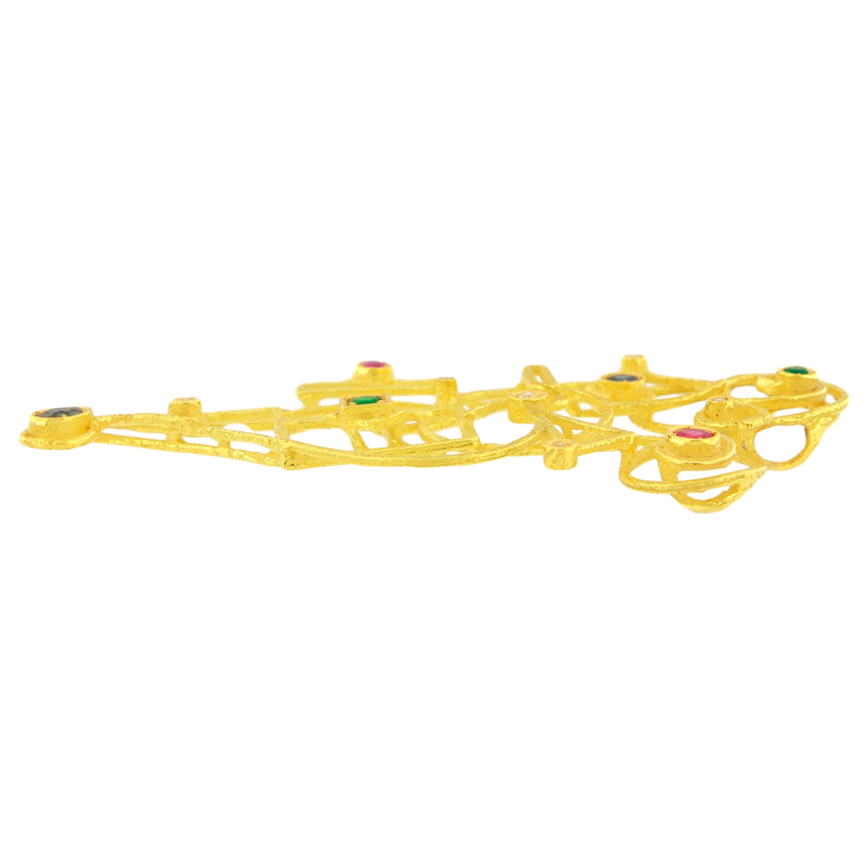 Taille ronde Sacchi Collier en or jaune 18 carats avec rubis, émeraudes et saphirs en vente