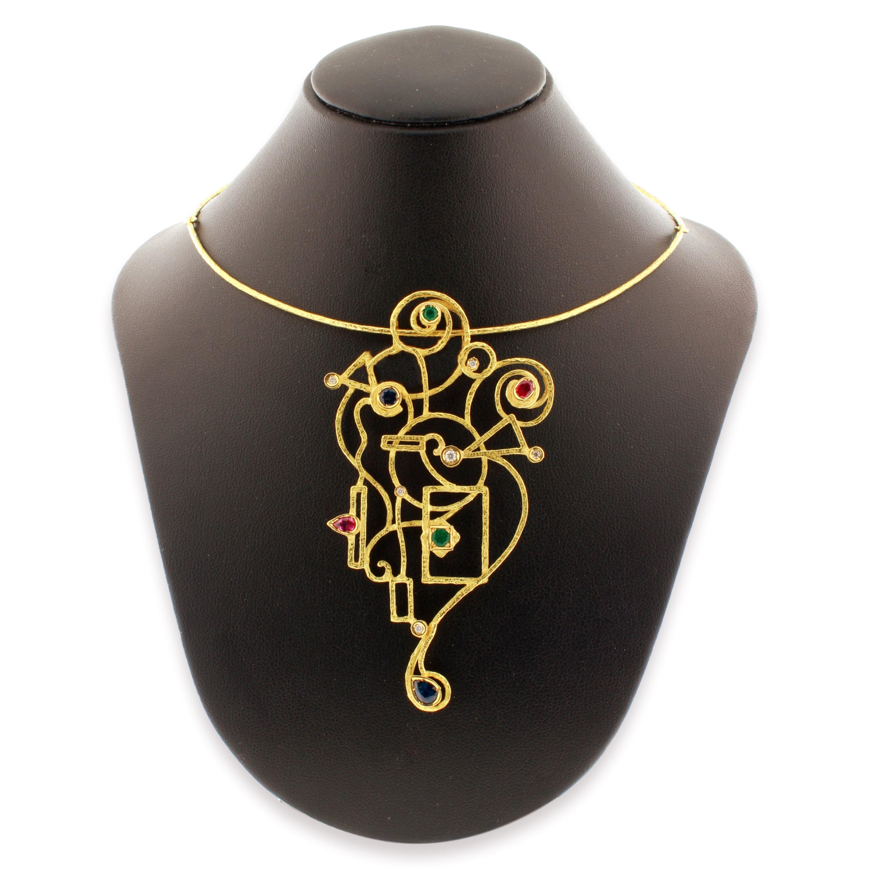 Sacchi Collier en or jaune 18 carats avec rubis, émeraudes et saphirs Neuf - En vente à Rome, IT