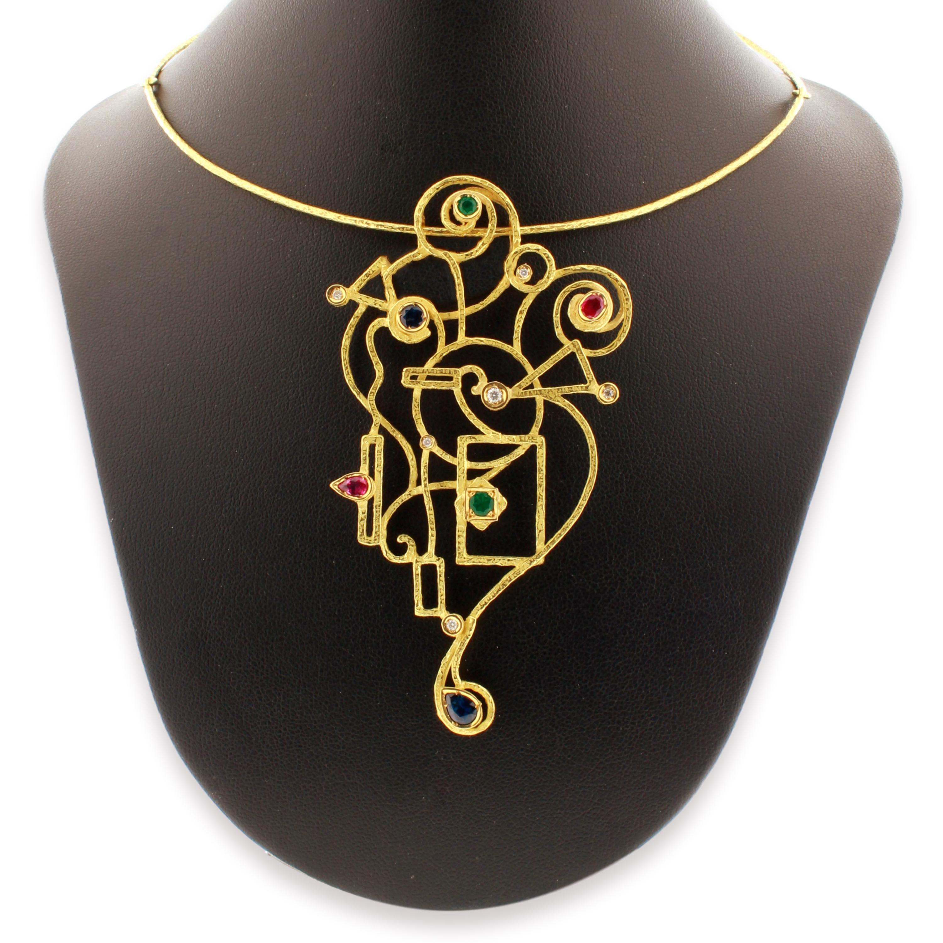 Sacchi Collier en or jaune 18 carats avec rubis, émeraudes et saphirs Pour femmes en vente