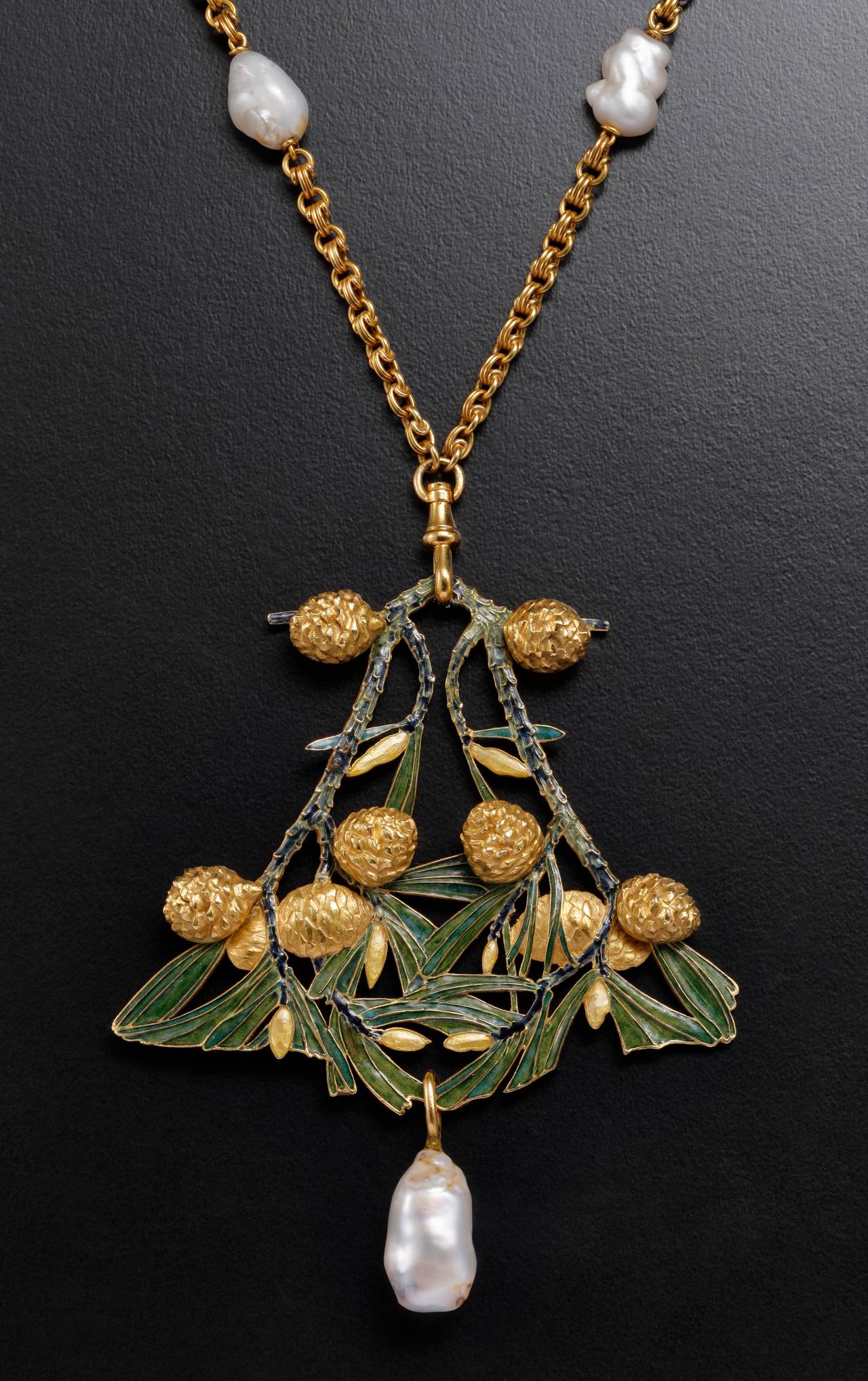 RENE LALIQUE (1860-1945)

Pendant « Autumn »

Yellow gold, enamel and pearl

Paris, circa 1900

Literature : Heri Vever, La Bijouterie française du XIXème siècle,
Vol III, Paris 1908

Rene-Jules Lalique was born in the Marne region of