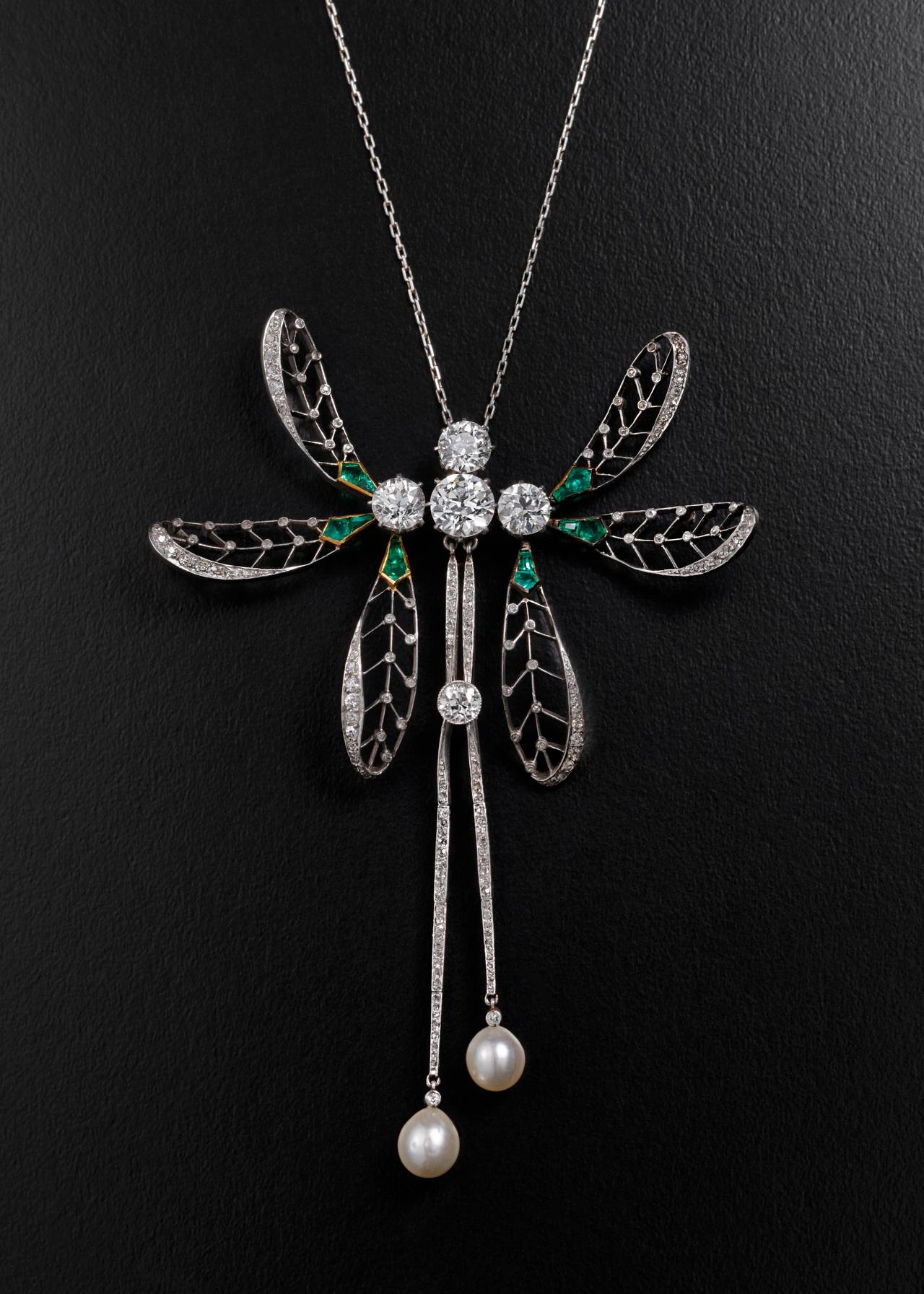 PHILIPPE WOLFERS (1858-1929)

Pendant « Mistletoe »

Platinum, diamonds, emeralds, pearls

Brussels, 1907

UNIQUE PIECE

Symbol of love of Philippe Wolfers for his wife Sophie

Exhibitions: Brussels 1907, Venezia 1907

Littérature :