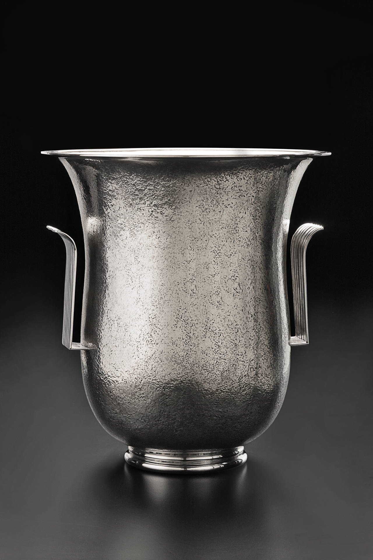 Luigi GENAZZI (1876-1946)

Vase

Milan 1930

Silver

Marked and signed 

Exhibitions: Very close model of a model presented in 1936 at the sixth triennial of Milan, and who received the first prize.

A large vase in hammered silver