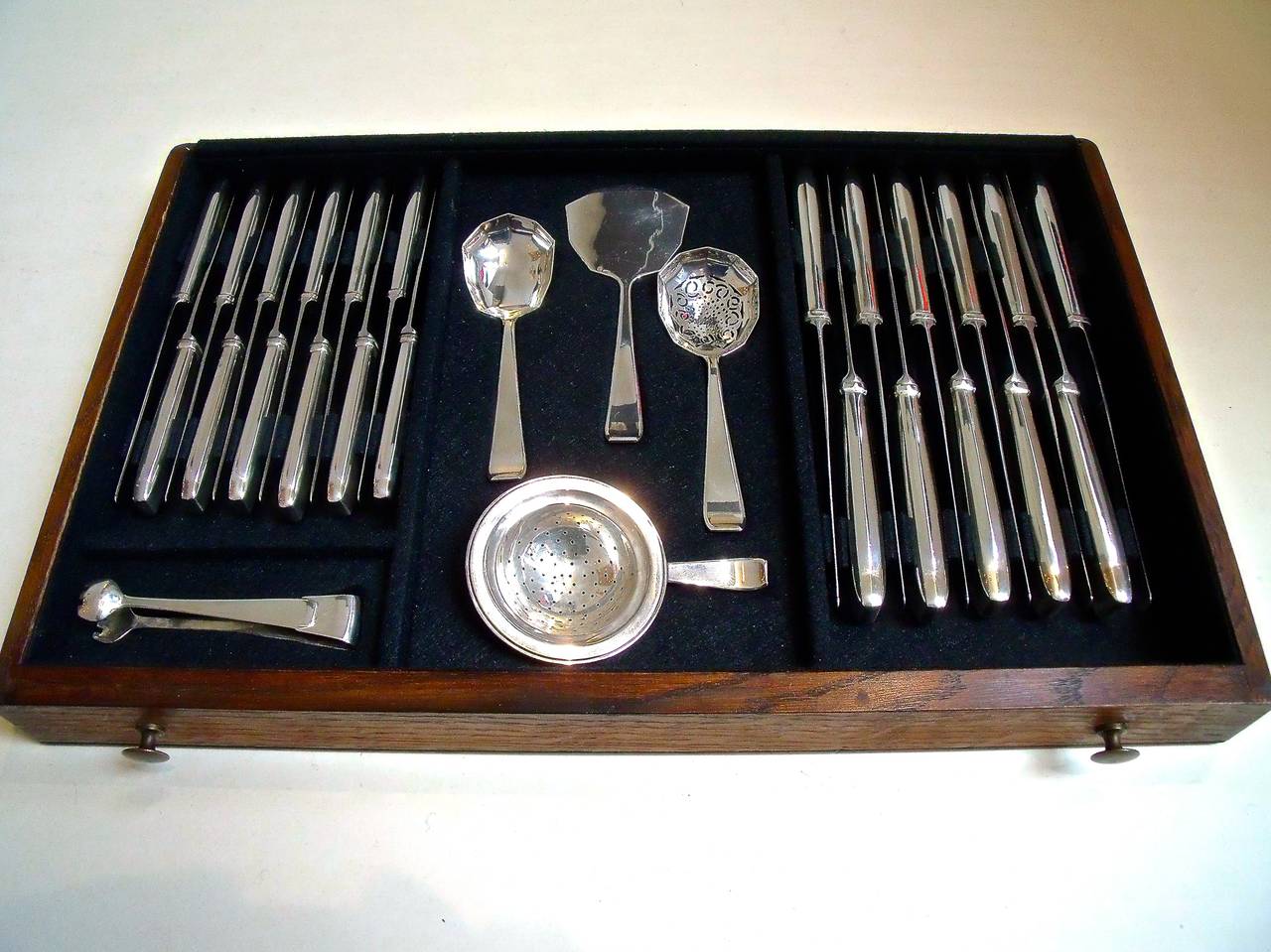 Philippe Wolfers Art Deco Mona Lisa Silver Flatware Set and Wood Chest In Excellent Condition For Sale In Brussels, BE