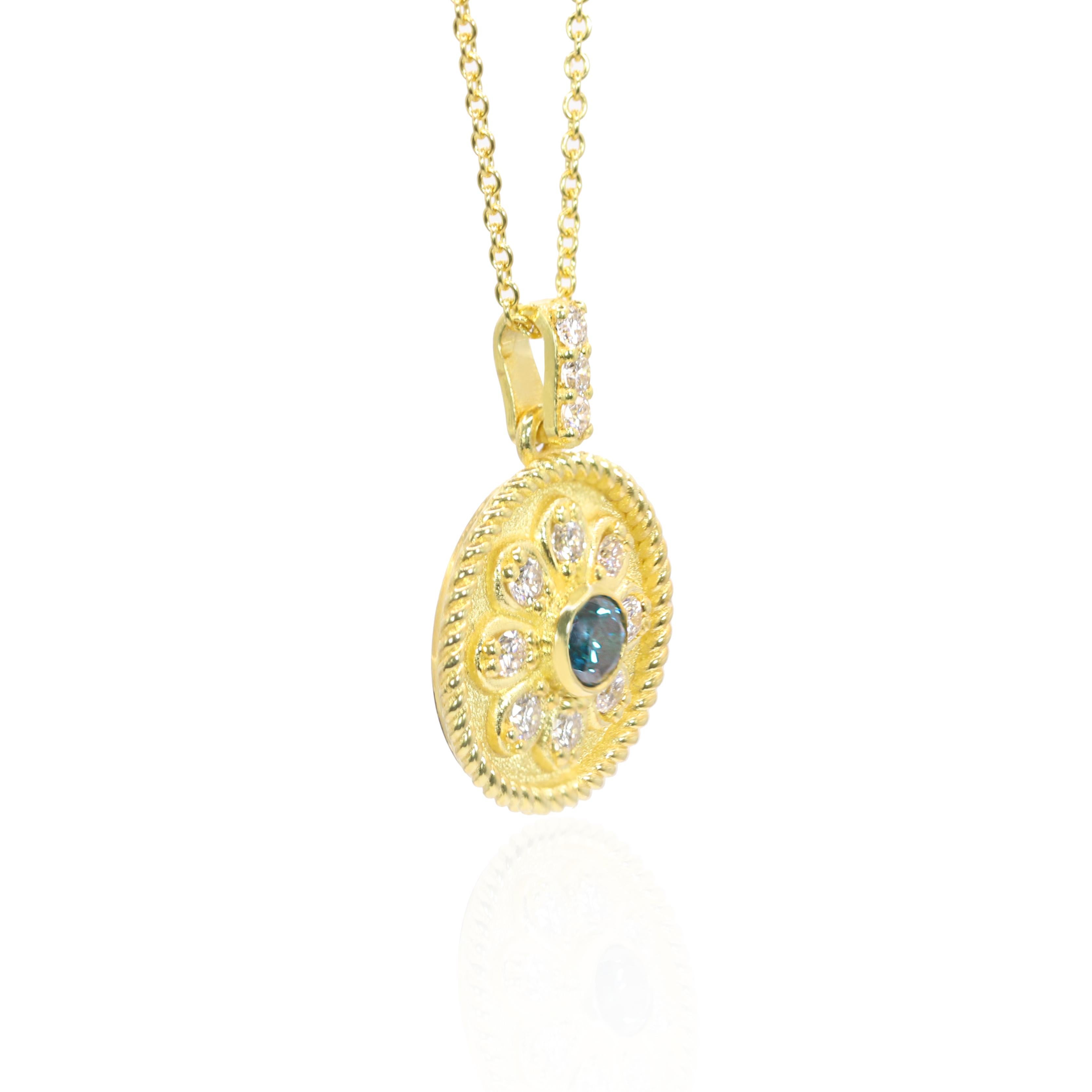 S. Georgios presenta uno squisito ciondolo con diamante a forma di fiore in oro giallo 18 carati, meticolosamente realizzato a mano ad Atene, in Grecia. Questo elegante pezzo sfoggia una ricca finitura in oro vellutato e un'intricata lavorazione a
