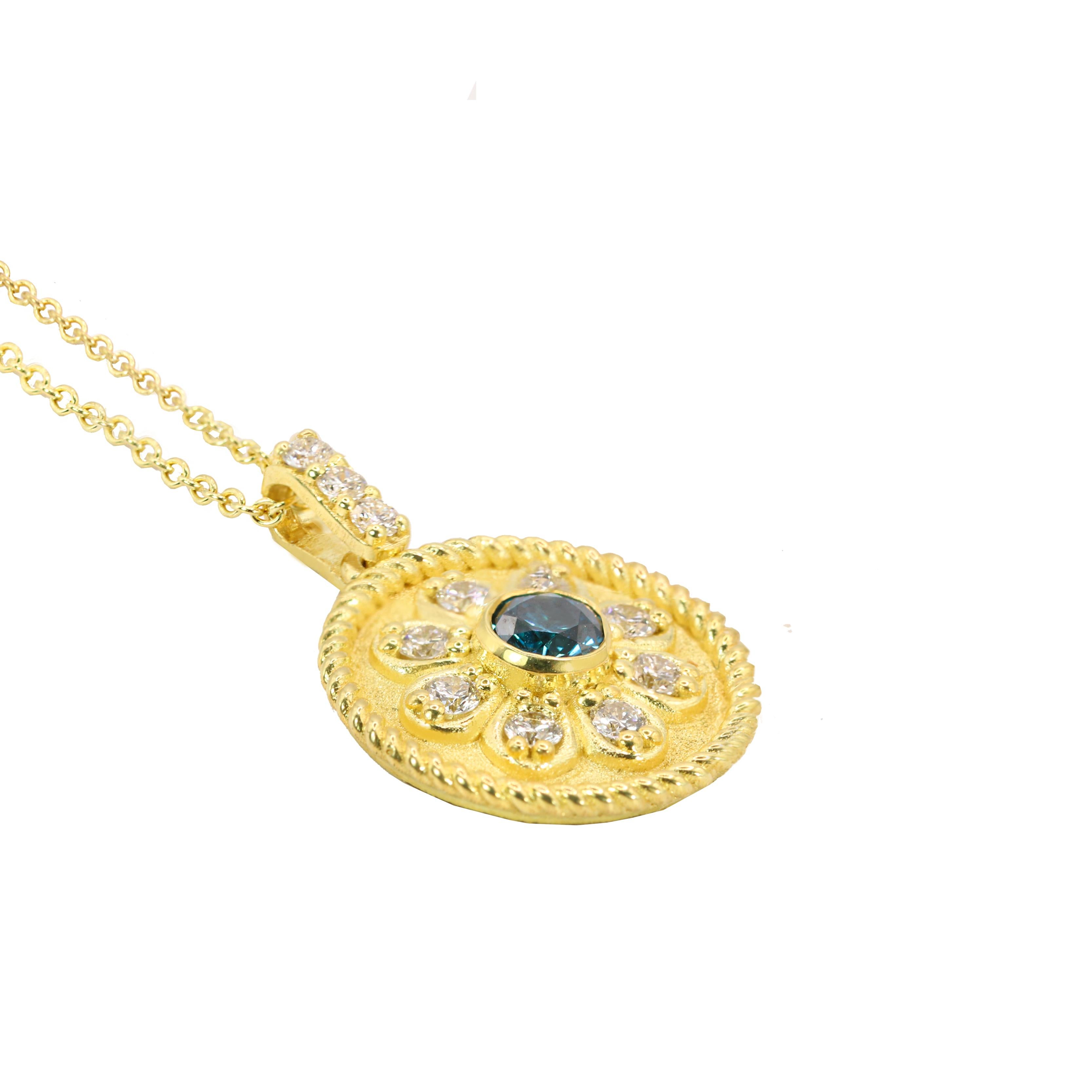 Taglio rotondo Ciondolo a fiore in oro giallo 18 carati con diamanti bianchi e blu di Georgios Collections in vendita