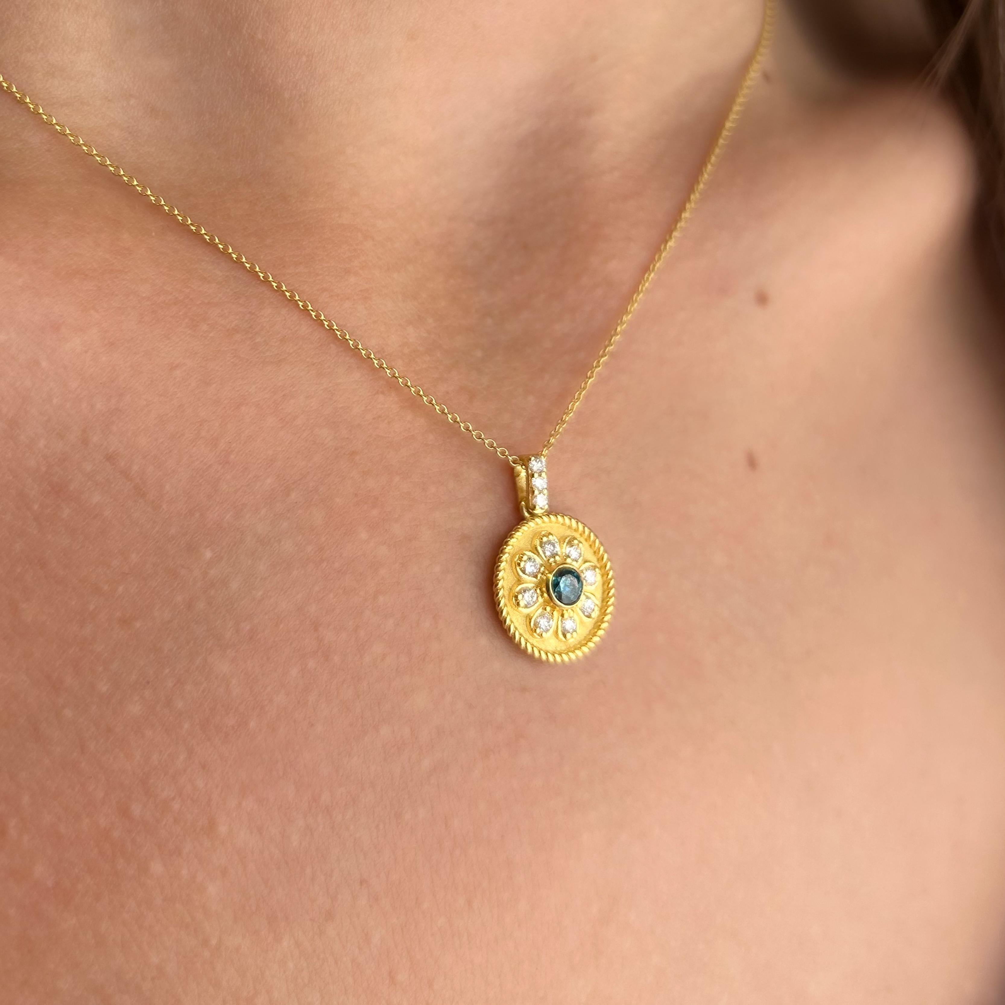 Ciondolo a fiore in oro giallo 18 carati con diamanti bianchi e blu di Georgios Collections in vendita 3