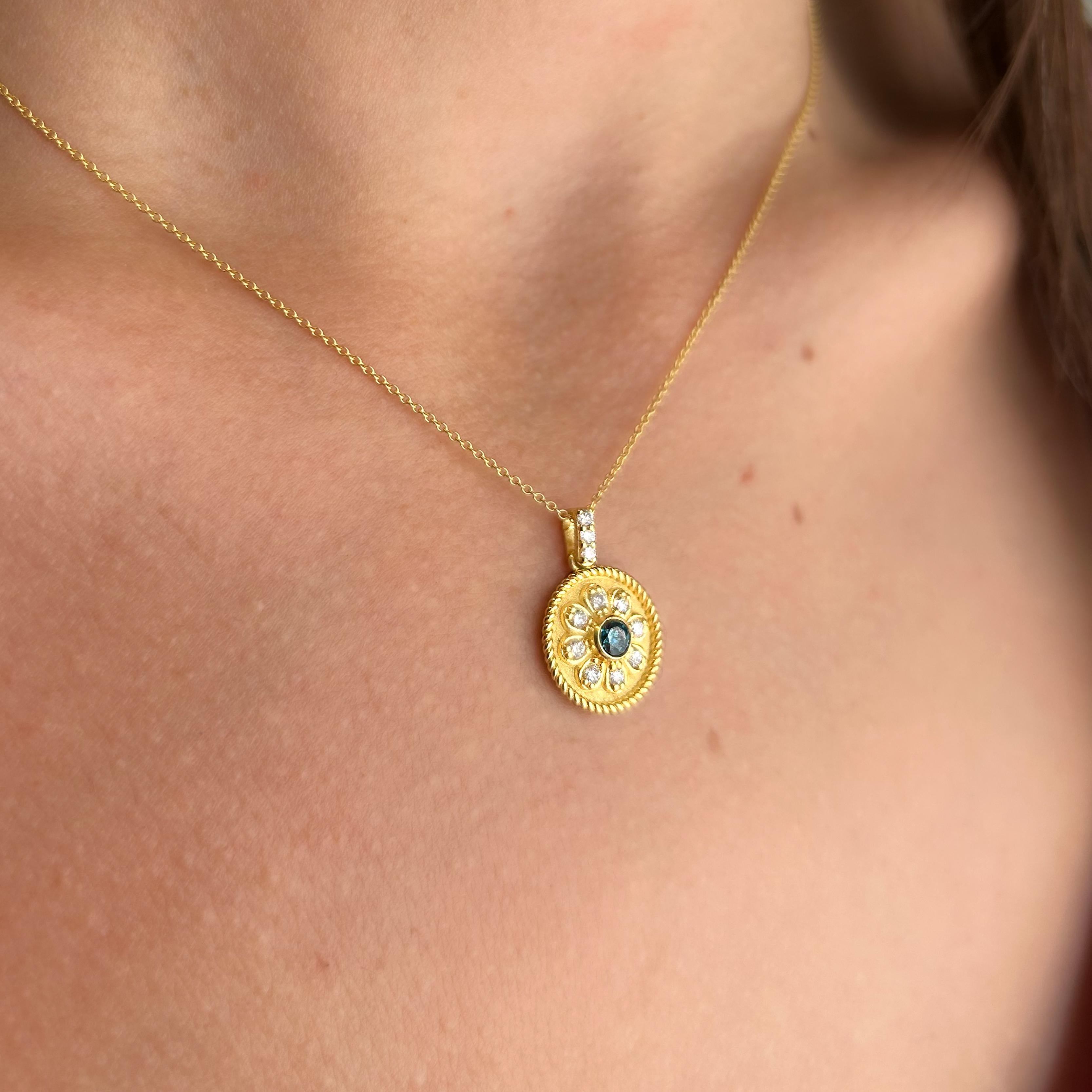 Ciondolo a fiore in oro giallo 18 carati con diamanti bianchi e blu di Georgios Collections in vendita 1