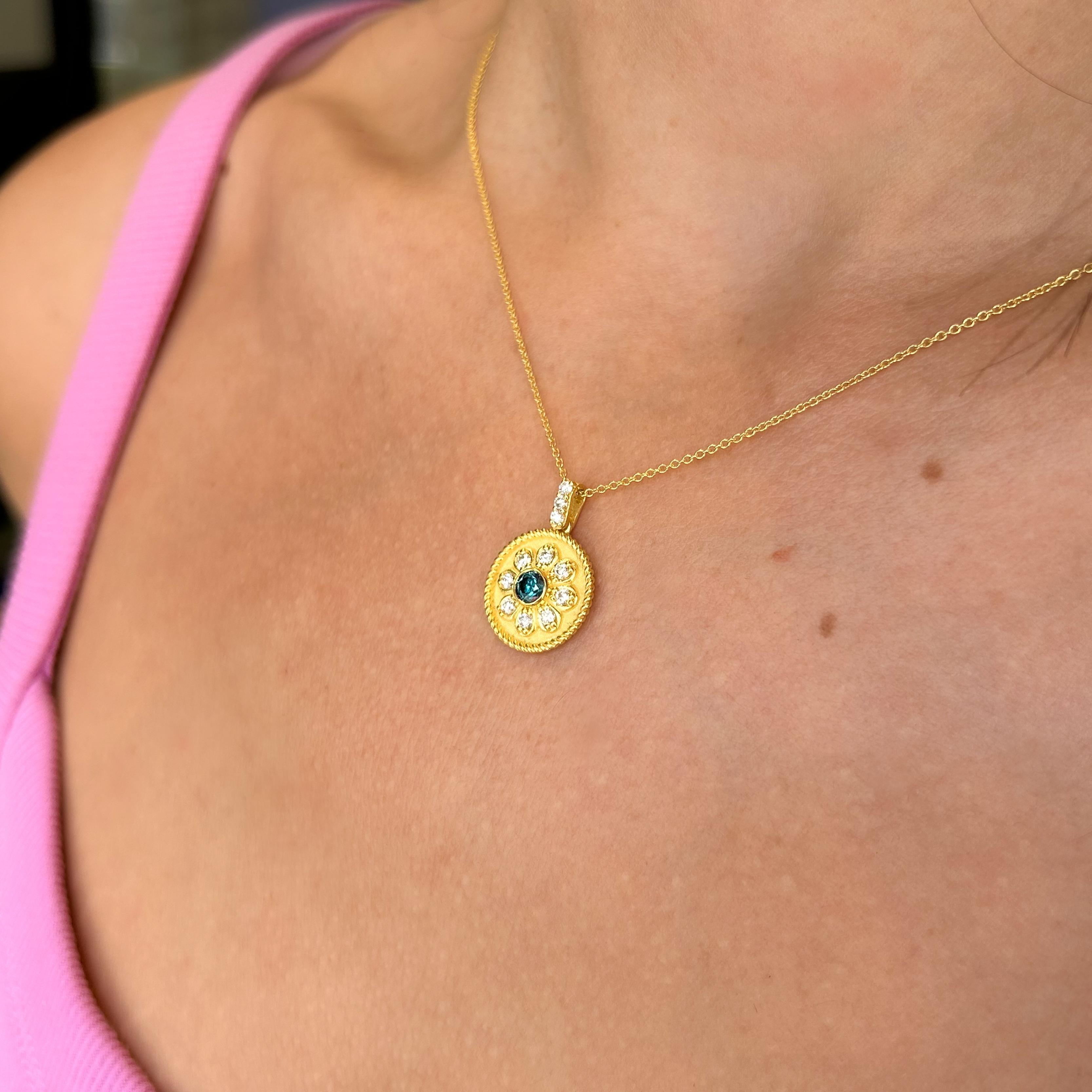 Ciondolo a fiore in oro giallo 18 carati con diamanti bianchi e blu di Georgios Collections in vendita 2