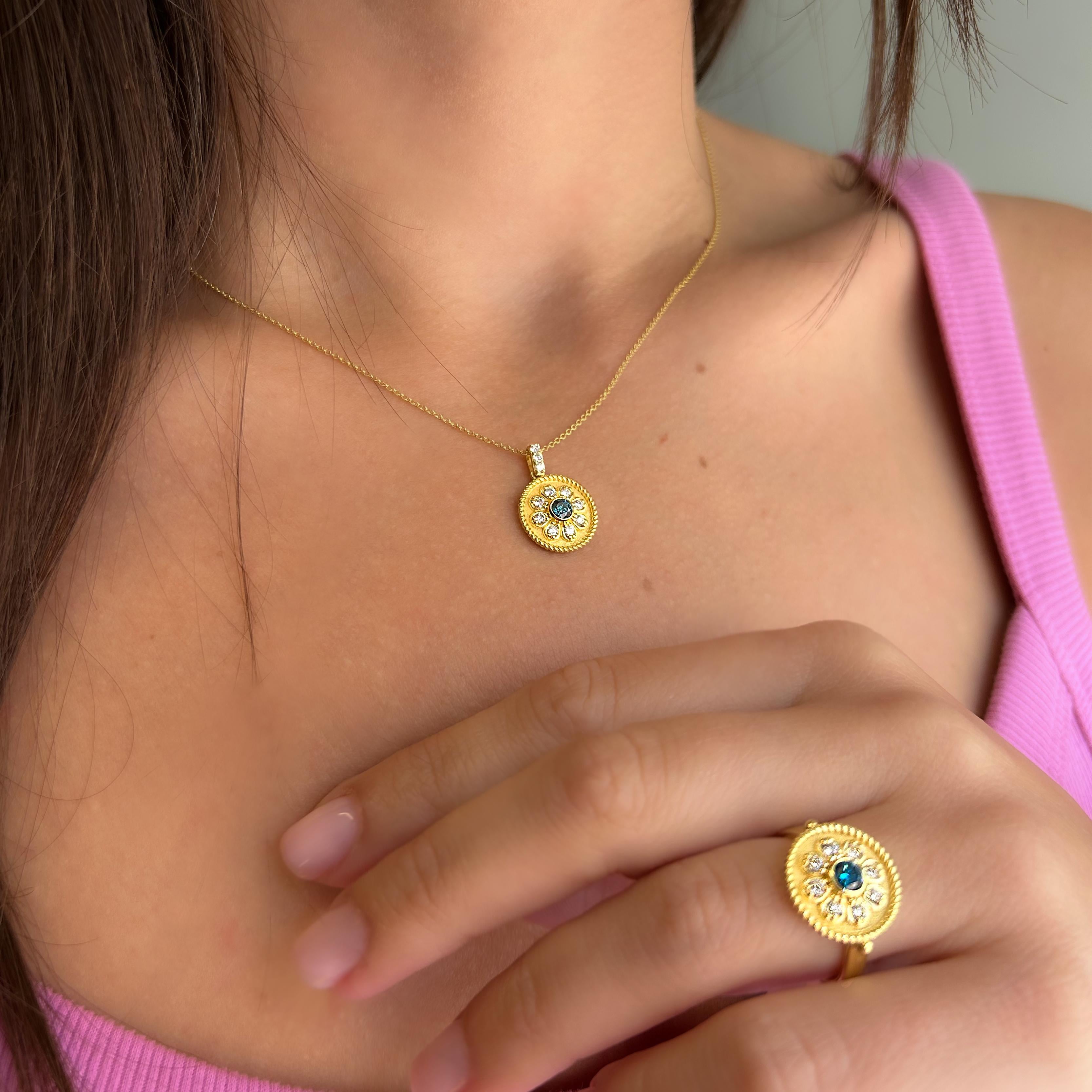 Ciondolo a fiore in oro giallo 18 carati con diamanti bianchi e blu di Georgios Collections in vendita 6