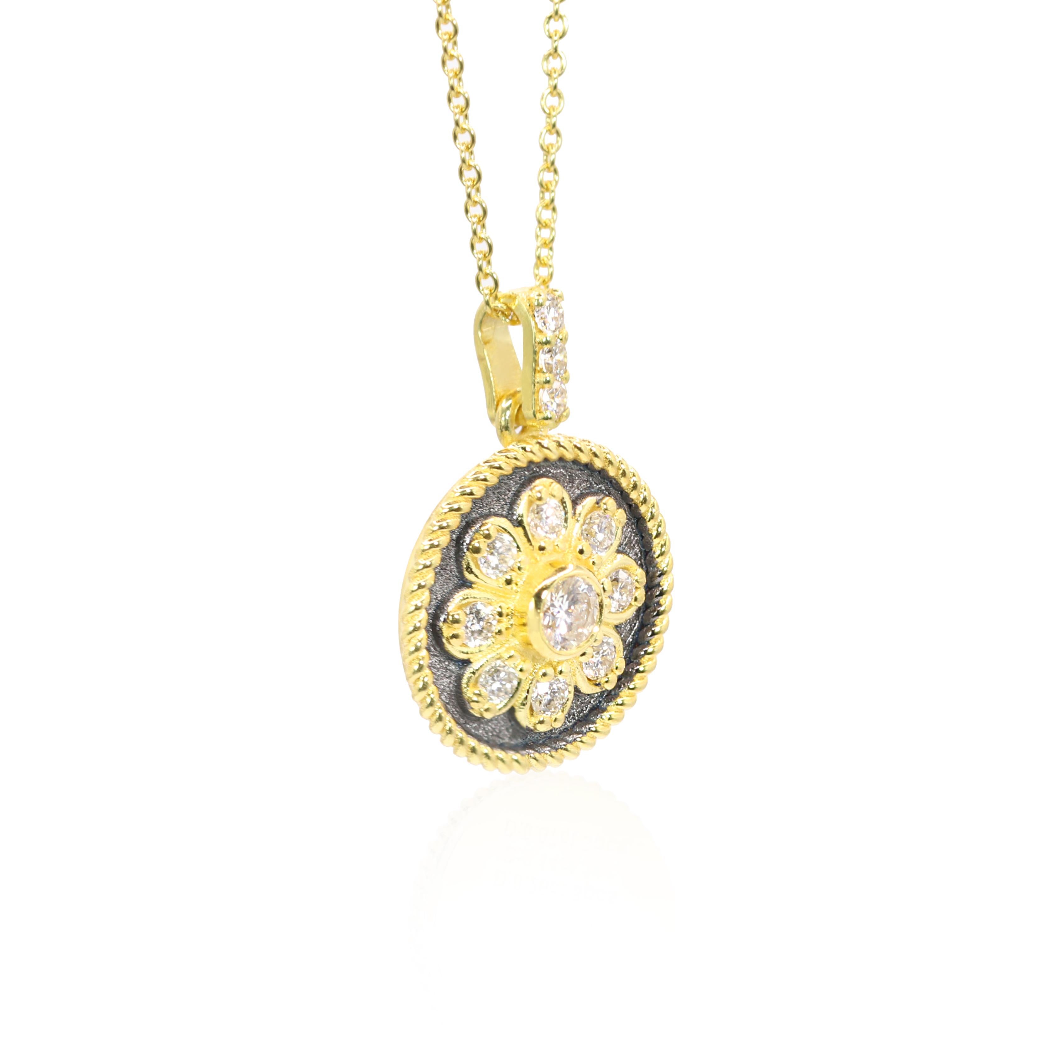 Le créateur S.Georgios présente un exquis pendentif fleur diamant en or jaune 18 carats, méticuleusement fabriqué à la main à Athènes, en Grèce. Cette pièce d'apparat présente un riche fond velouté rehaussé d'un placage de rhodium noir, soulignant