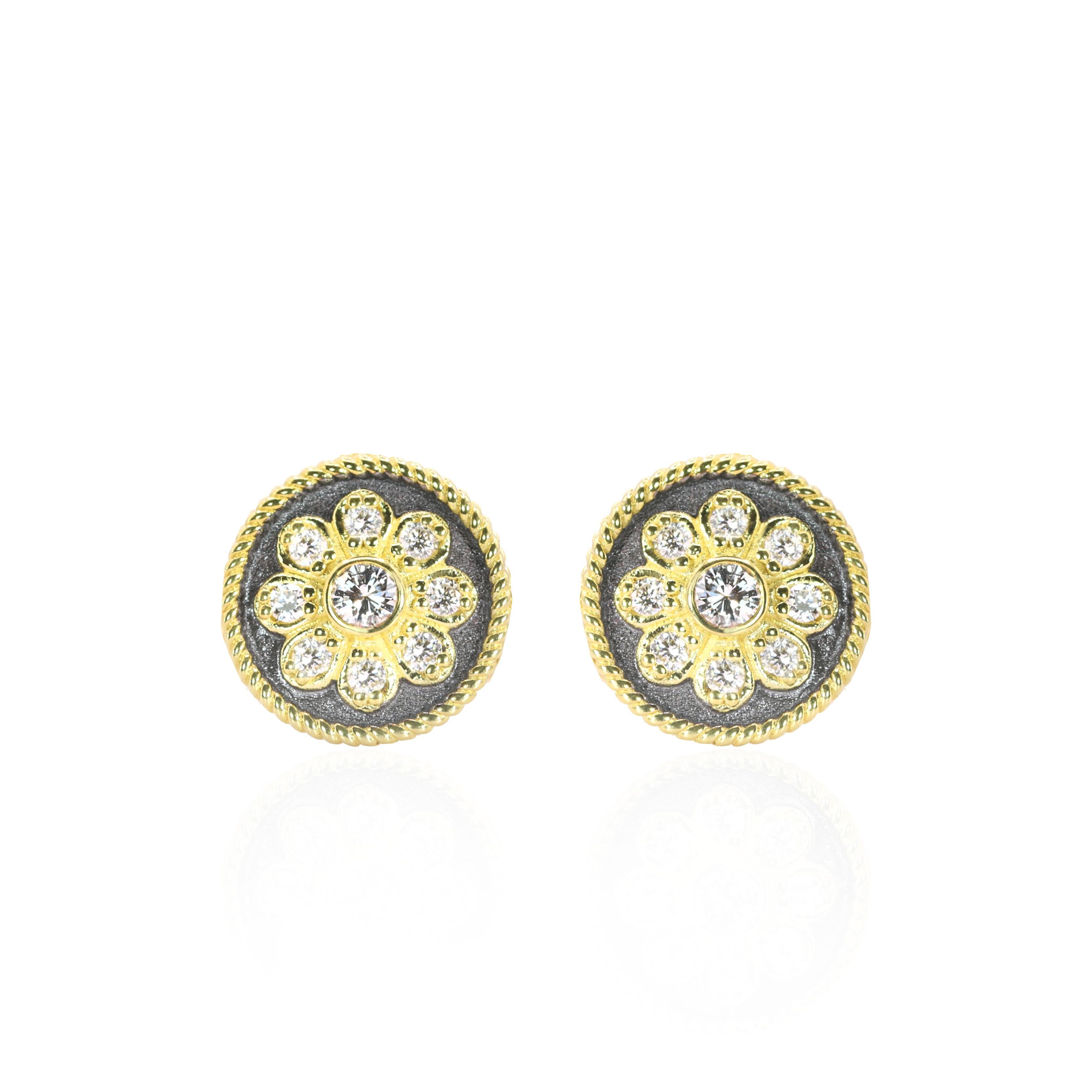 S. Georgios présente une exquise paire de boucles d'oreilles fleur diamant en or jaune 18 carats, méticuleusement fabriquées à la main à Athènes, en Grèce. Ces élégantes boucles d'oreilles sont dotées d'un riche fond velouté rehaussé d'un placage de