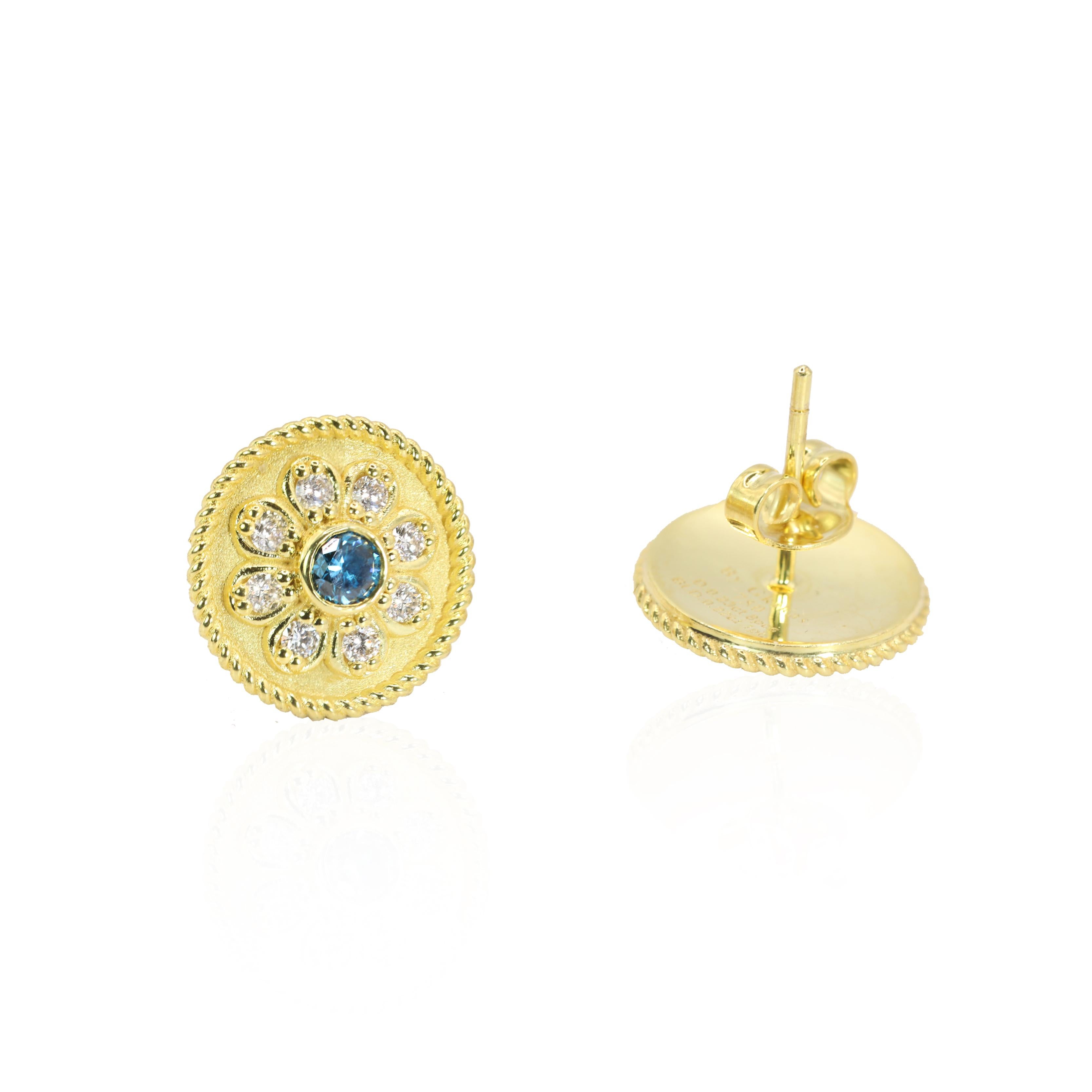 S. Georgios présente une exquise paire de boucles d'oreilles fleur diamant en or jaune 18 carats, méticuleusement fabriquées à la main à Athènes, en Grèce. Ces élégantes boucles d'oreilles présentent une luxueuse finition en or velouté et mettent en