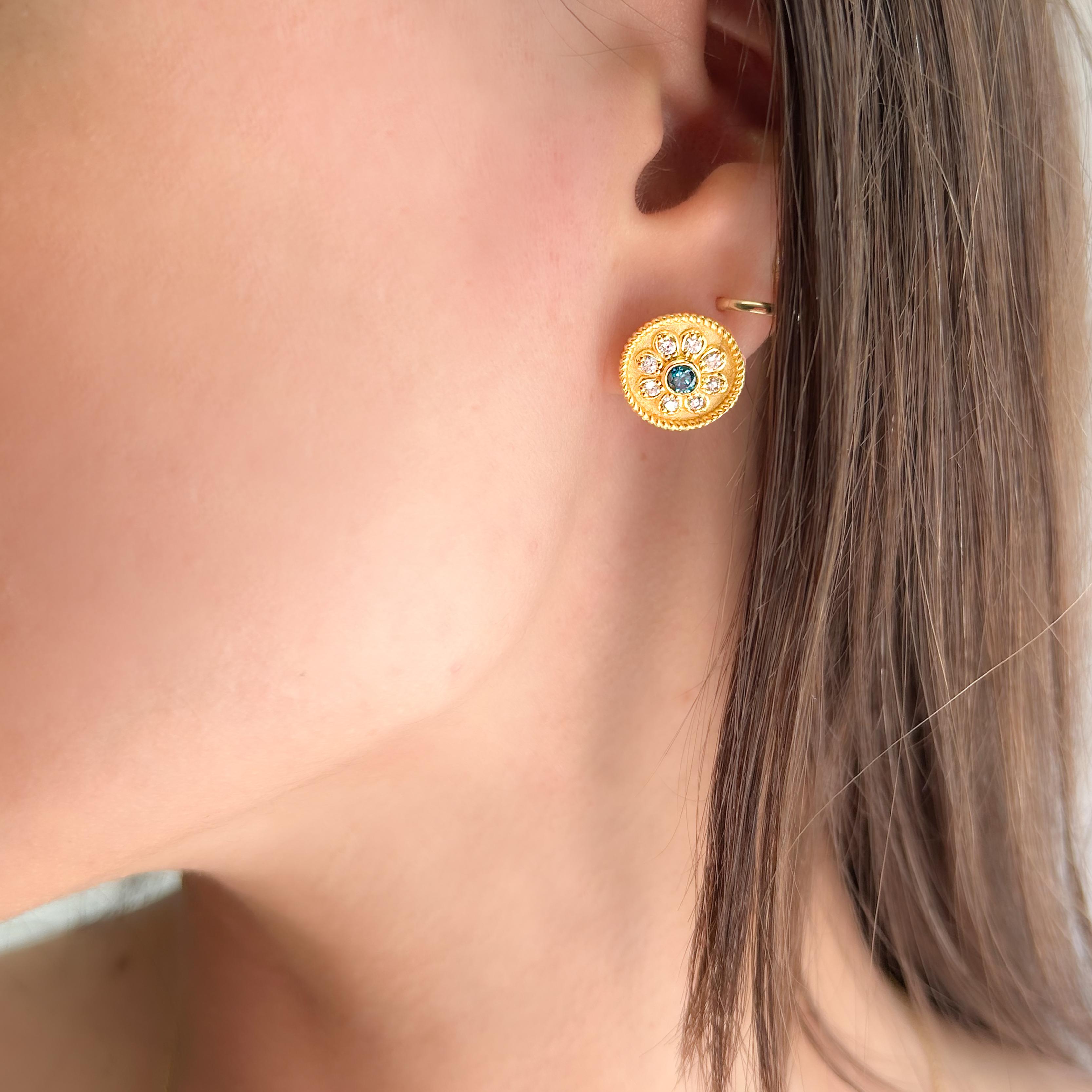 Georgios Collections Boucles d'oreilles en or jaune 18 carats fleur bleue et diamant blanc Neuf - En vente à Astoria, NY