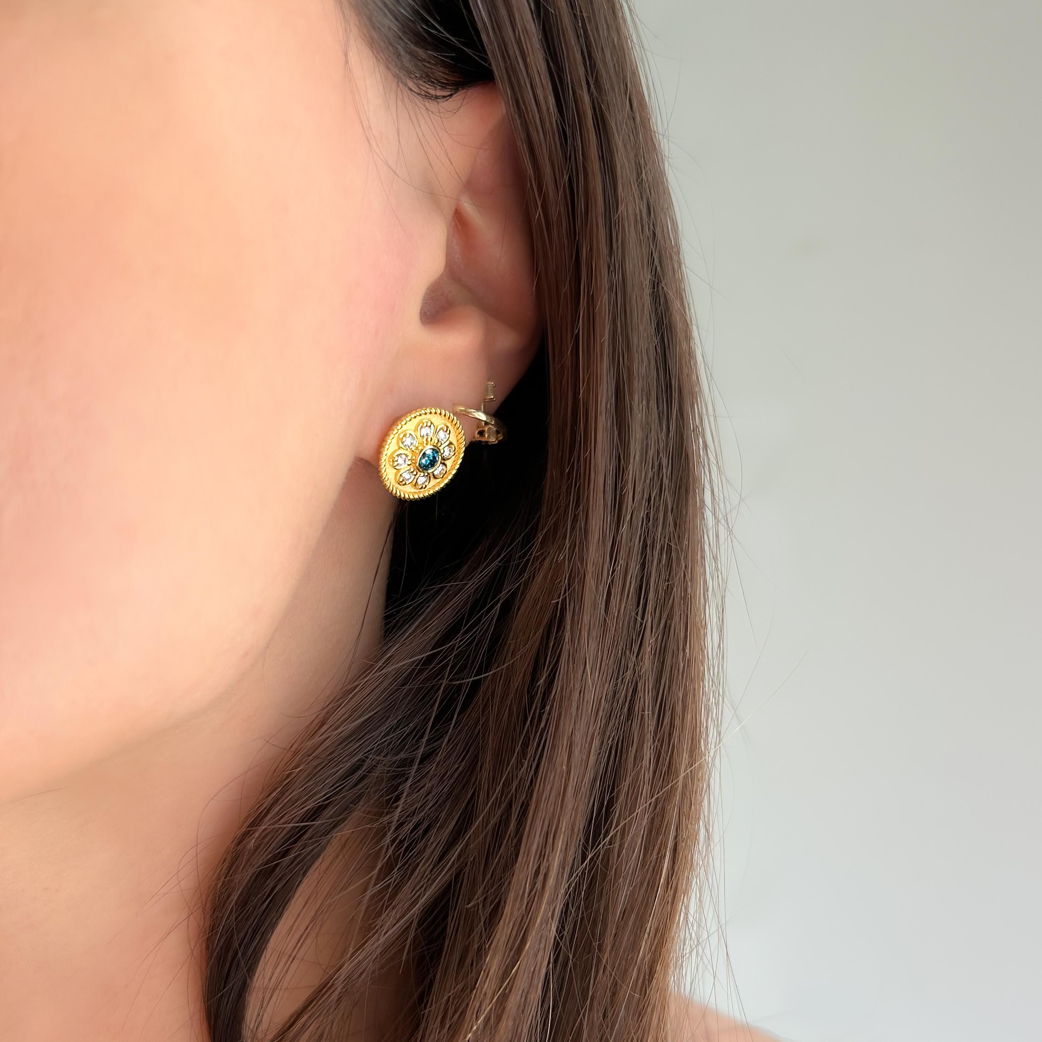 Georgios Collections Boucles d'oreilles en or jaune 18 carats fleur bleue et diamant blanc en vente 1