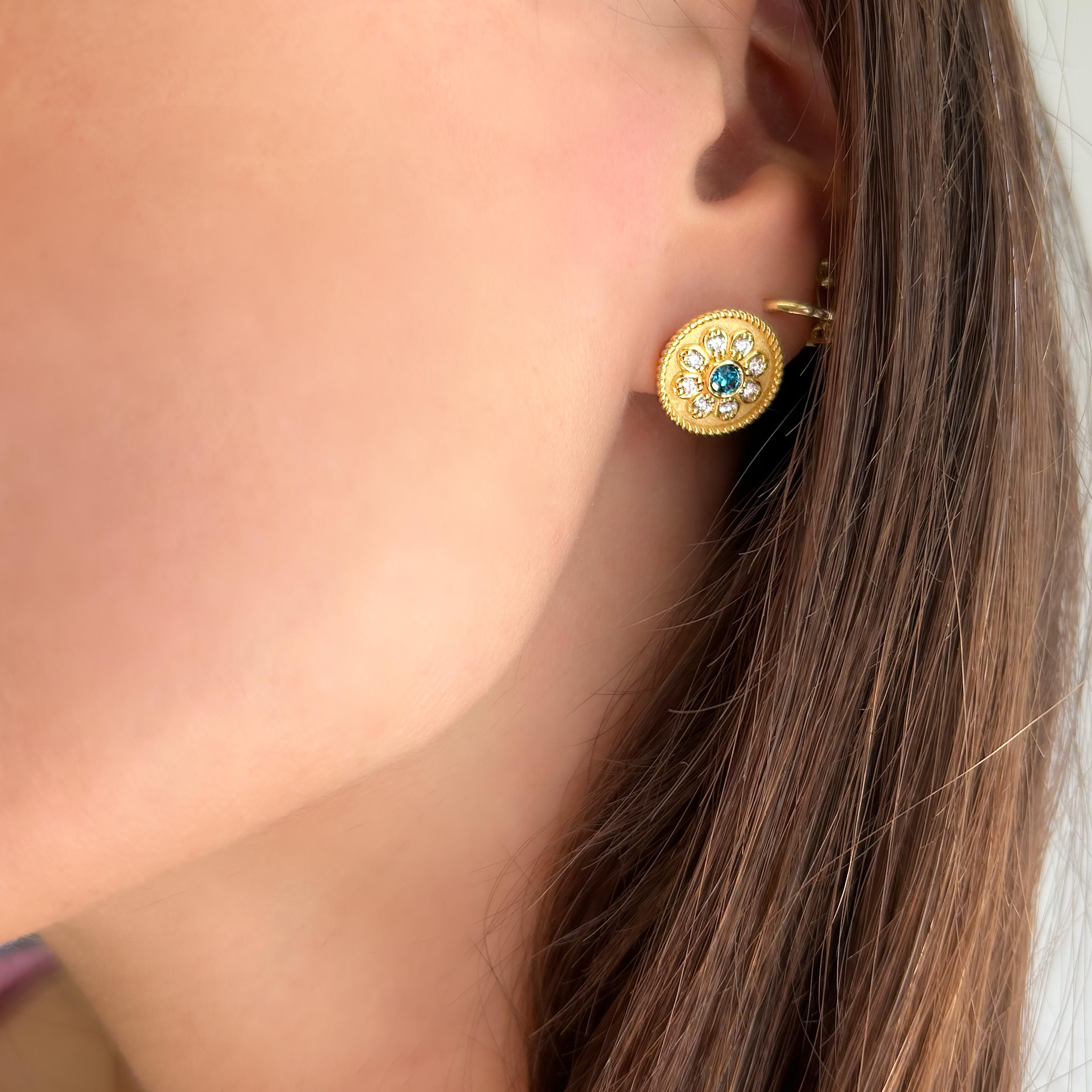 Georgios Collections Boucles d'oreilles en or jaune 18 carats fleur bleue et diamant blanc Pour femmes en vente