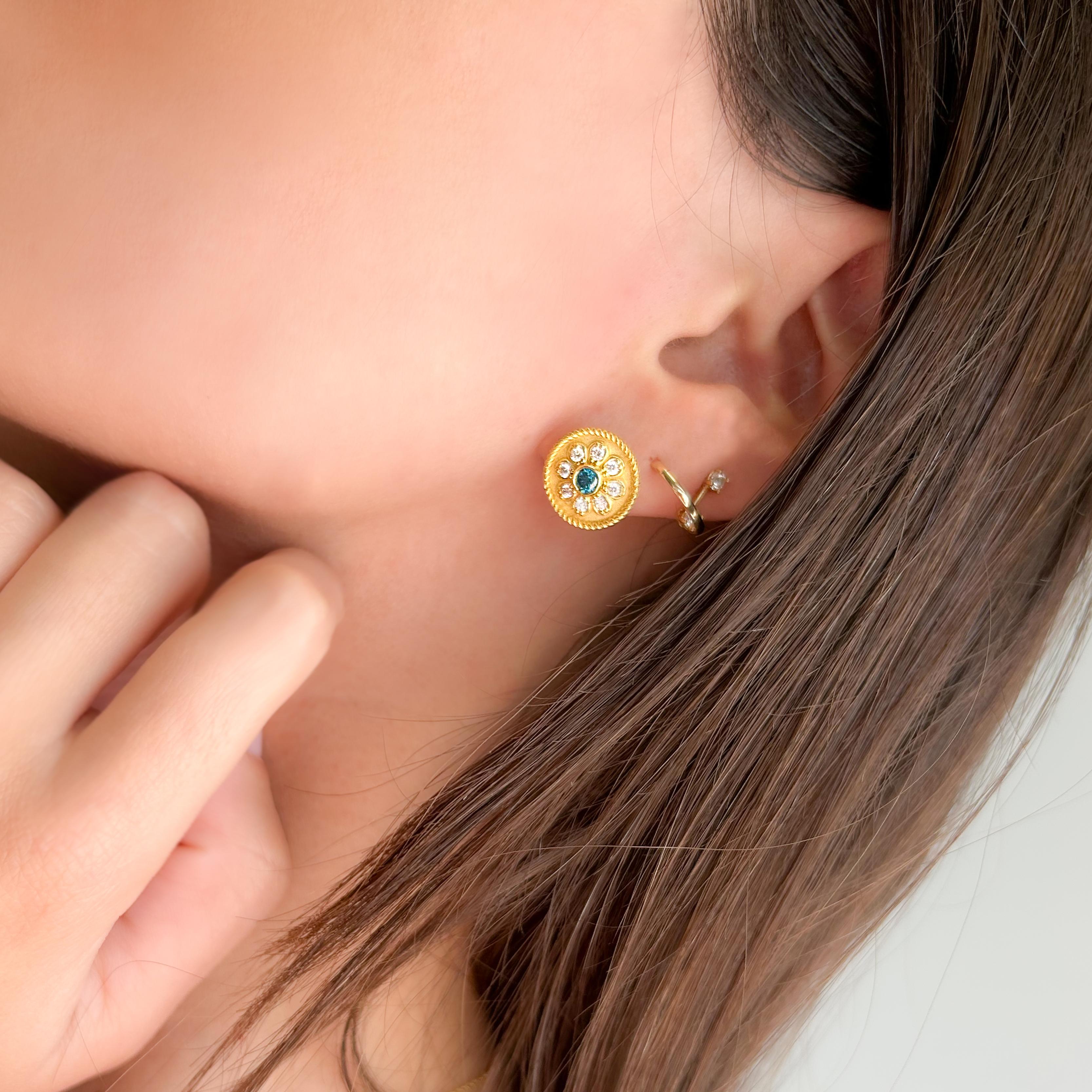 Georgios Collections Boucles d'oreilles en or jaune 18 carats fleur bleue et diamant blanc en vente 2