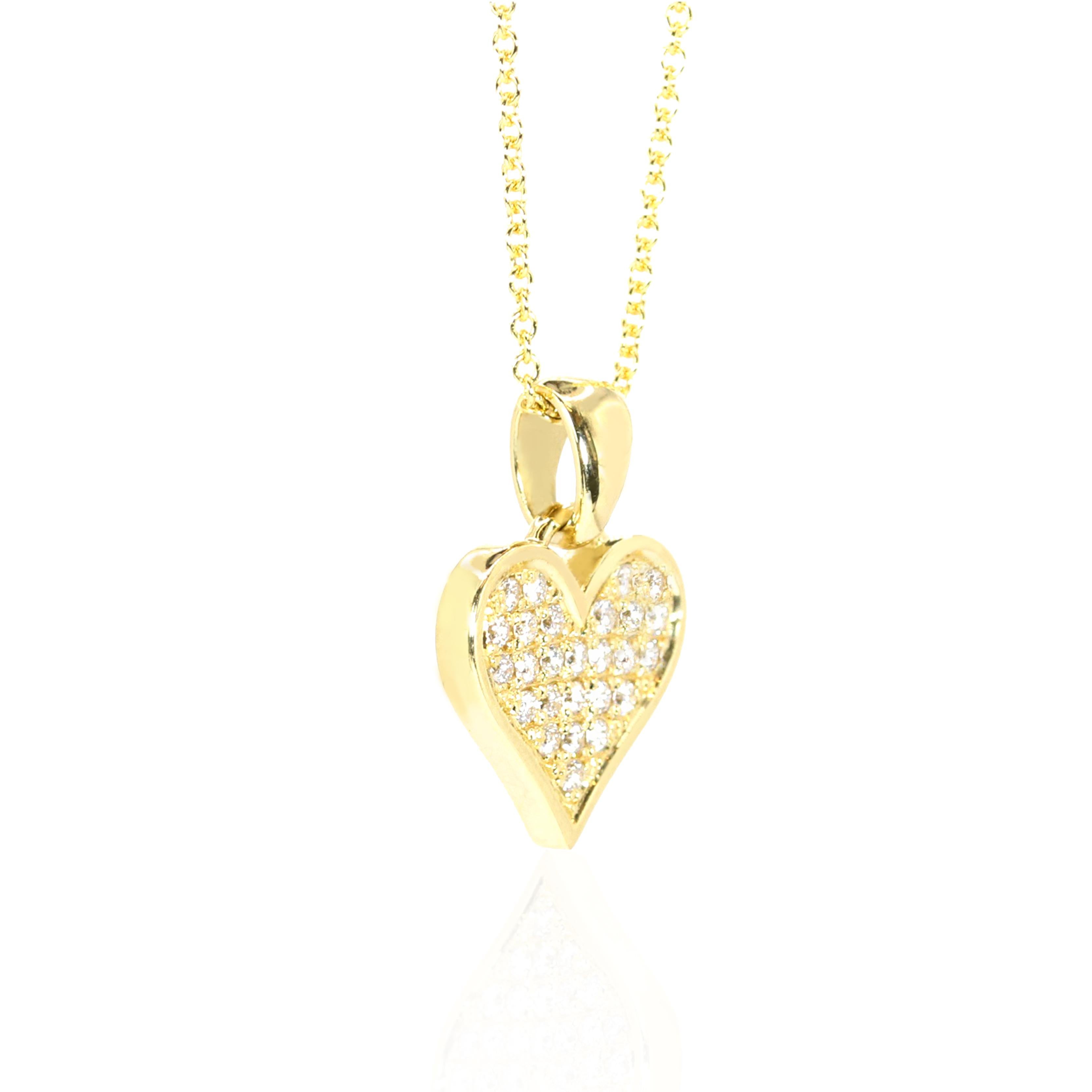 S. Georgios présente un délicat collier pendentif en forme de cœur en or jaune 18 carats, fabriqué de main de maître à Athènes, en Grèce. Cette pièce romantique présente une silhouette de cœur finement sculptée, ornée de diamants blancs taille