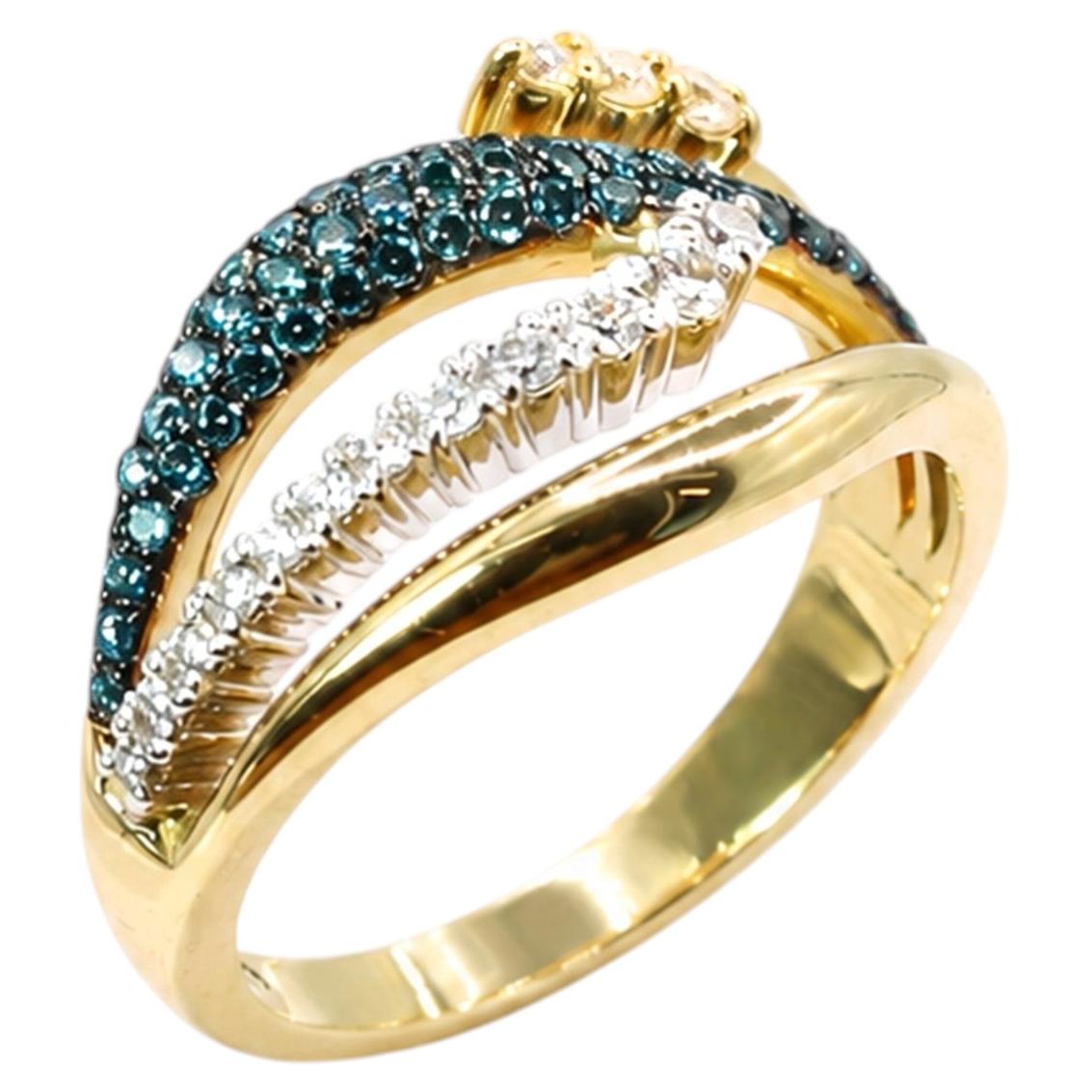 Anillo «Wave» de Georgios Collections, en oro bicolor de 18 quilates con diamantes azules y blancos