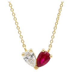 Colección Georgios: Colgante en forma de corazón de oro amarillo de 18 quilates con rubí de talla pera y diamantes