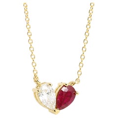 Colección Georgios: Colgante en forma de corazón de oro amarillo de 18 quilates con rubí de talla pera y diamantes