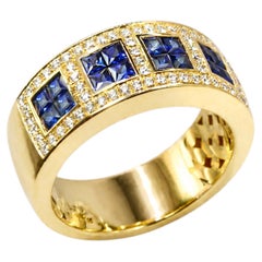 Anillo ancho de la colección Georgios, en oro amarillo de 18 quilates, con zafiro «princesa» y diamantes