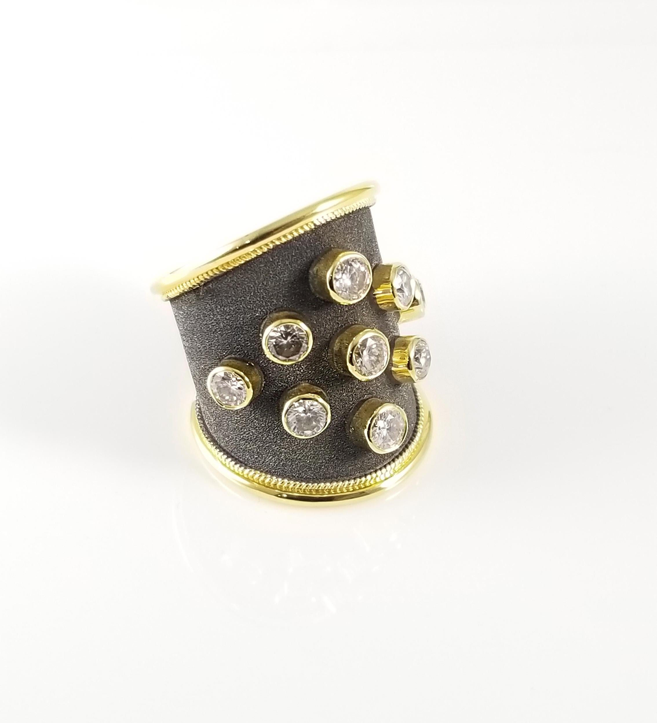 Bague en or jaune 18 carats du designer S.Georgios, entièrement réalisée à la main avec un travail byzantin et l'aspect unique du velours sur le fond, finition en rhodium noir. Cette superbe bague est ornée de 9 diamants taille brillant d'un poids