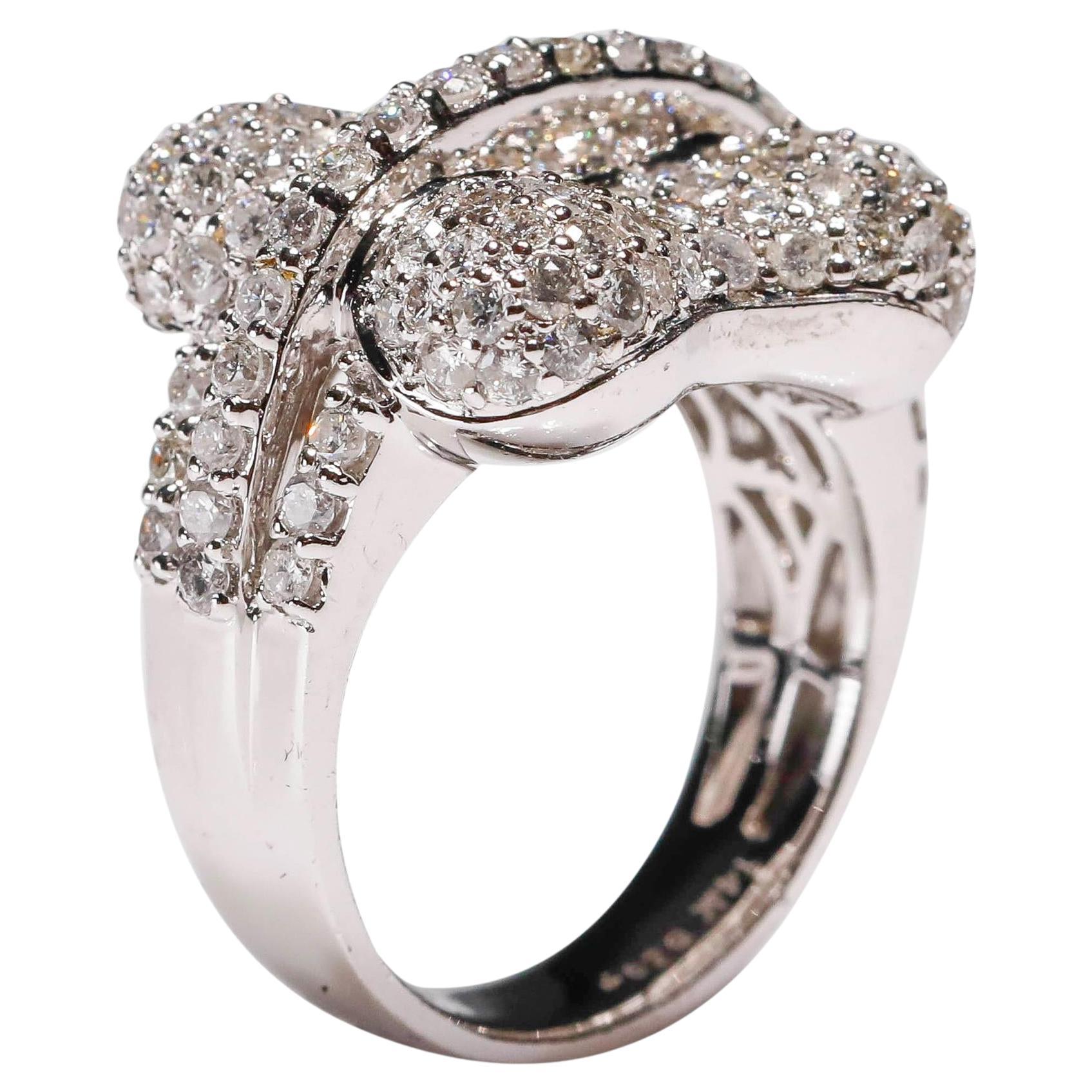 Bague à la mode en or blanc 14 carats avec dôme en diamant blanc pavé de 2,47 carats de taille ronde en vente