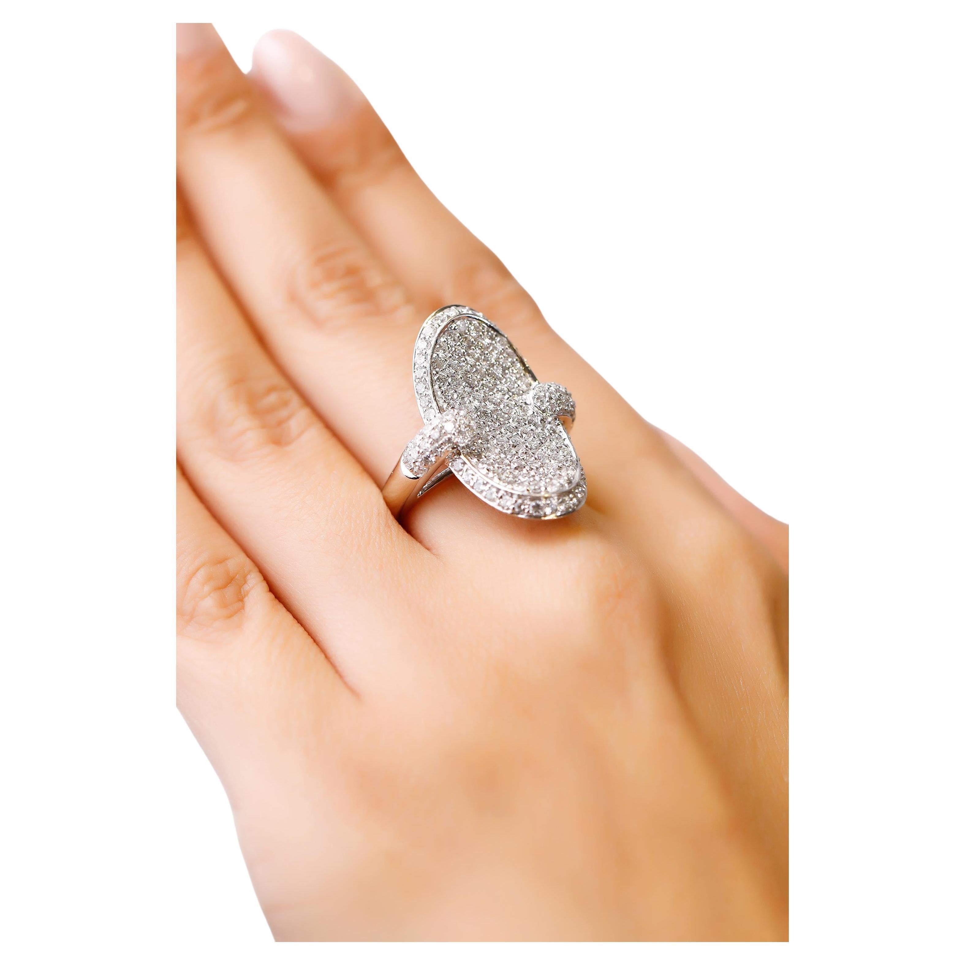 Bague de fiançailles de créateur en or blanc 14 carats avec diamants pavés de 2,65 carats de taille ronde en vente