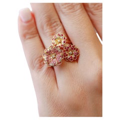 Bague enveloppante en or jaune 14 carats avec fleur de marguerite pavée de saphirs roses et diamants 1,33 carat