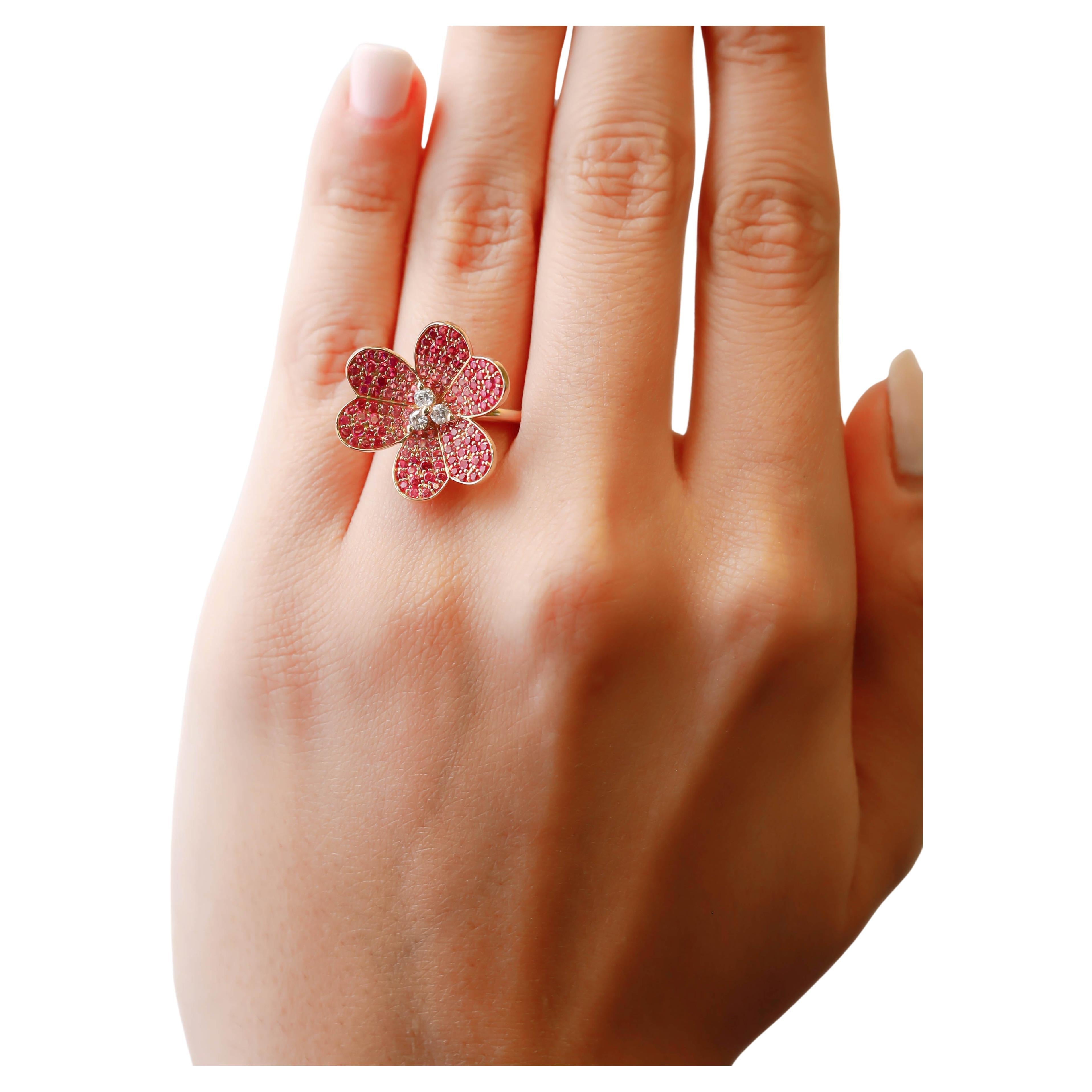0.80 Ct Round Diamond Pink Sapphire Clove Flower 14K Yellow Gold Cocktail Ring For Sale