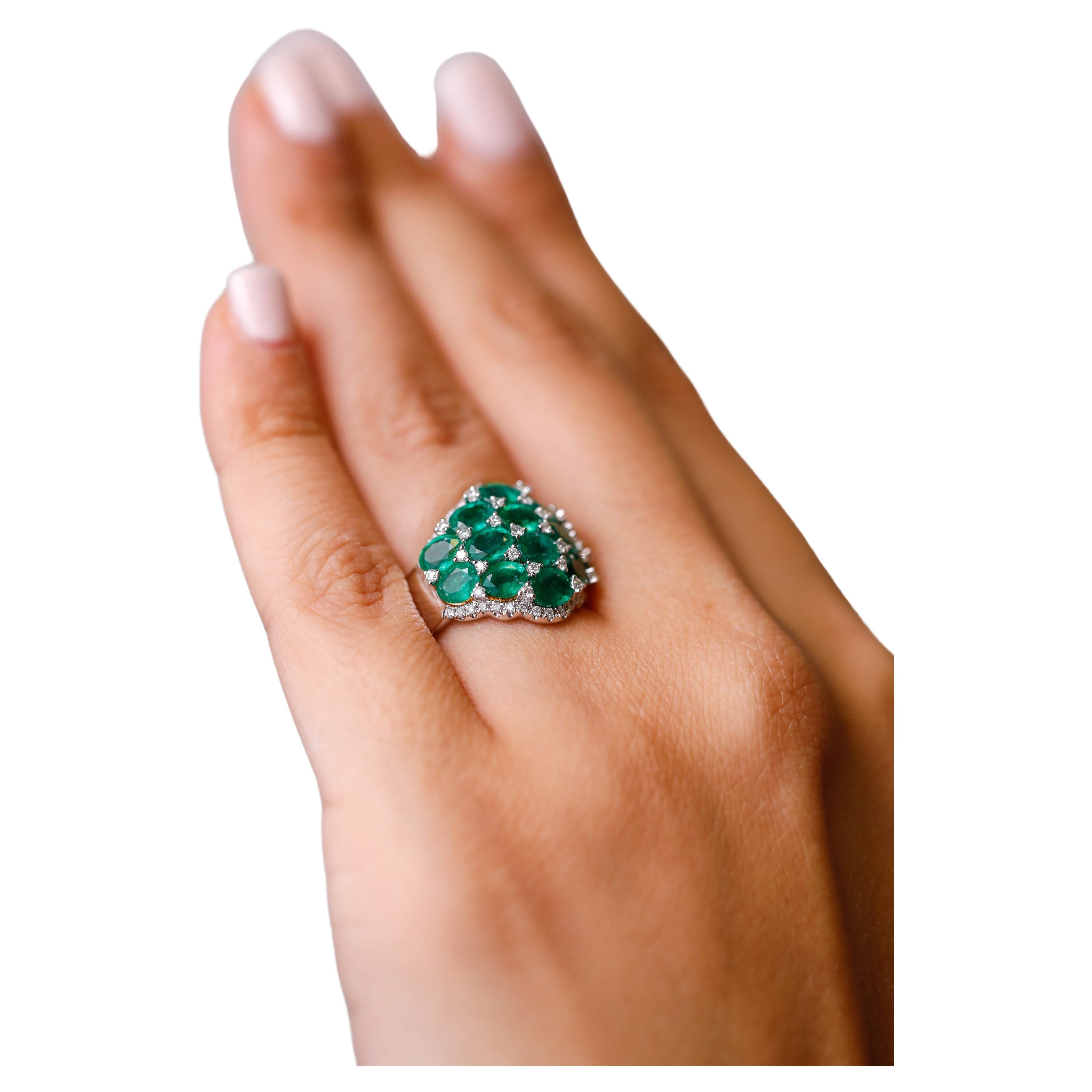 4,58 Karat ovaler Smaragd- und Diamant-Akzent-Cluster-Ring aus 18 Karat Weißgold im Angebot