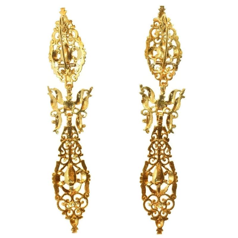 Antique jewelry object group: long pendent earrings

Condition: excellent condition

Do you wish for a 360° view of this unique jewel?
Just send us your request and we’ll give you the direct link to the videoclip showing this treasure’s full