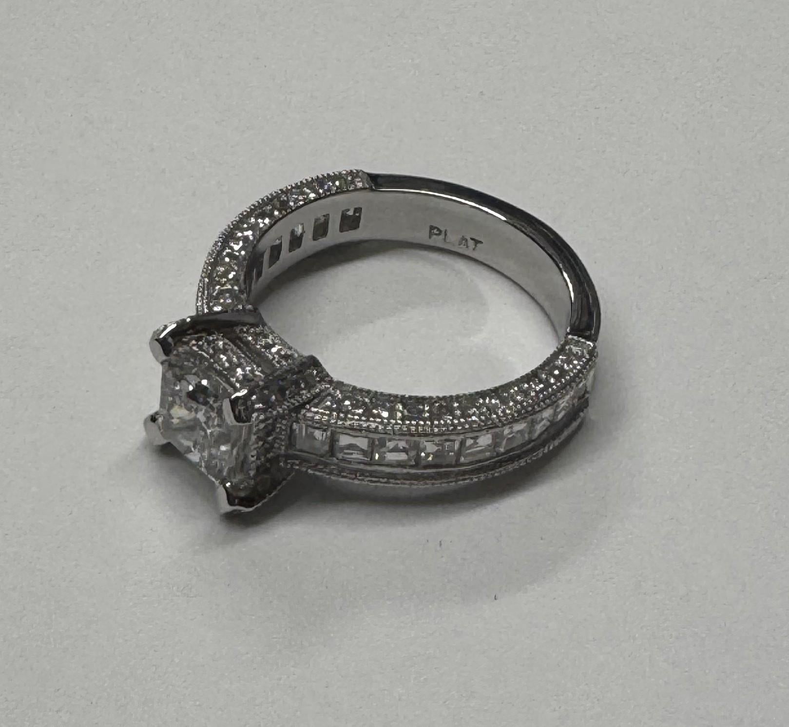 Certifié GIA 1.00cts Clarté VS1 et Couleur G
Spécifications : 
    Métal : Platine
    Poids : 7,7 gr
    Pierre principale : Diamants taille princesse 1.00cts Clarté   
                         Couleur G                                             