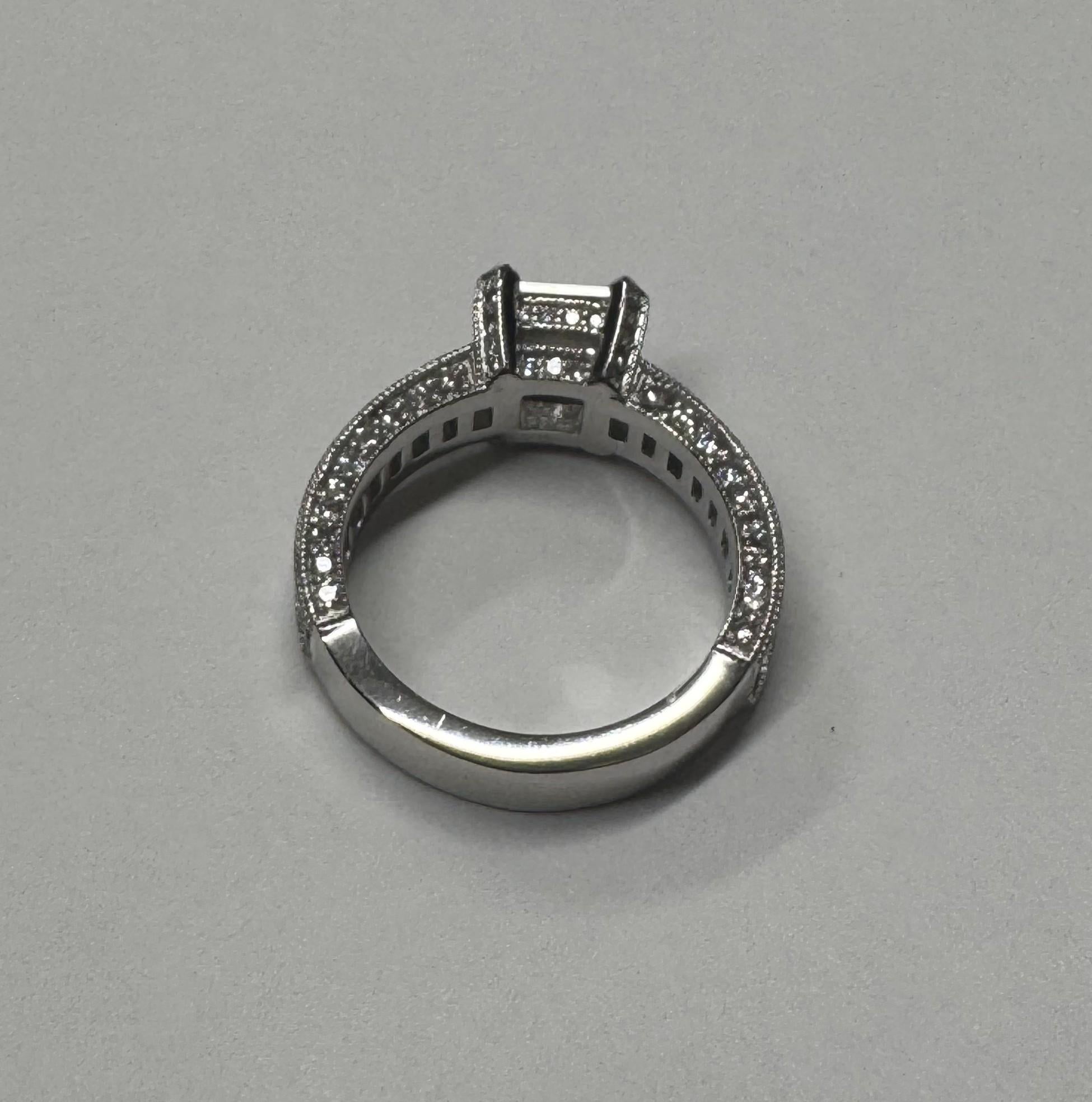 Contemporain Certifié GIA 1.00cts Clarté VS1 et Couleur G serti dans une bague en platine en vente