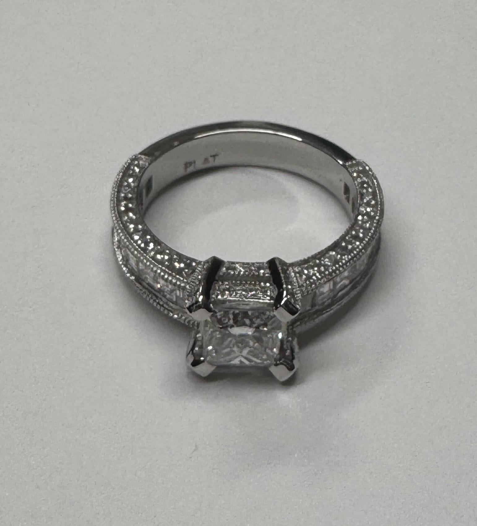 Certifié GIA 1.00cts Clarté VS1 et Couleur G serti dans une bague en platine Neuf - En vente à Los Angeles, CA