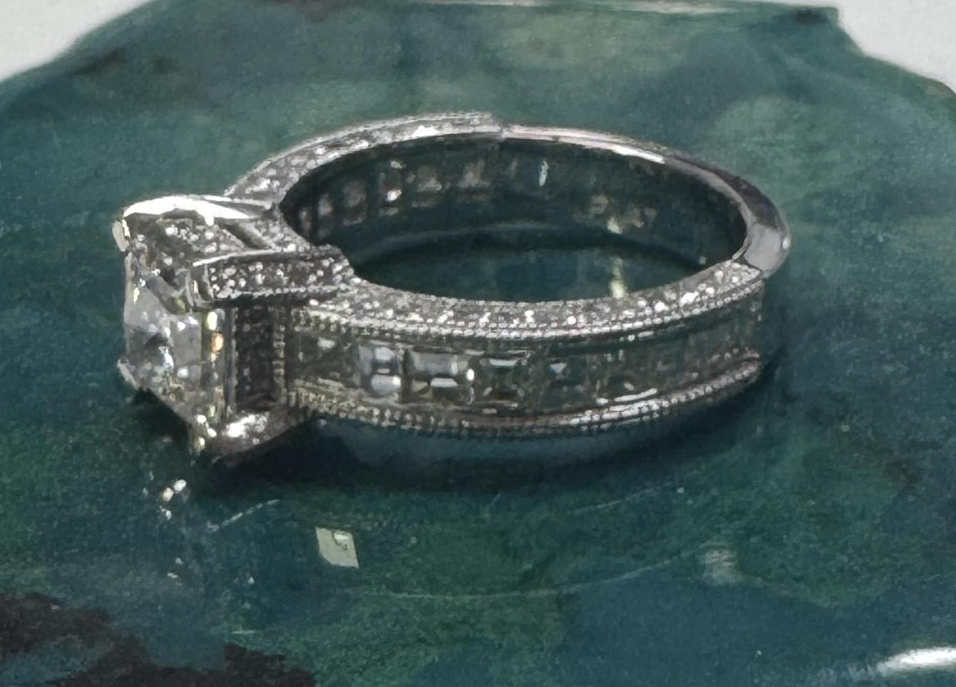 Certifié GIA 1.00cts Clarté VS1 et Couleur G serti dans une bague en platine Unisexe en vente