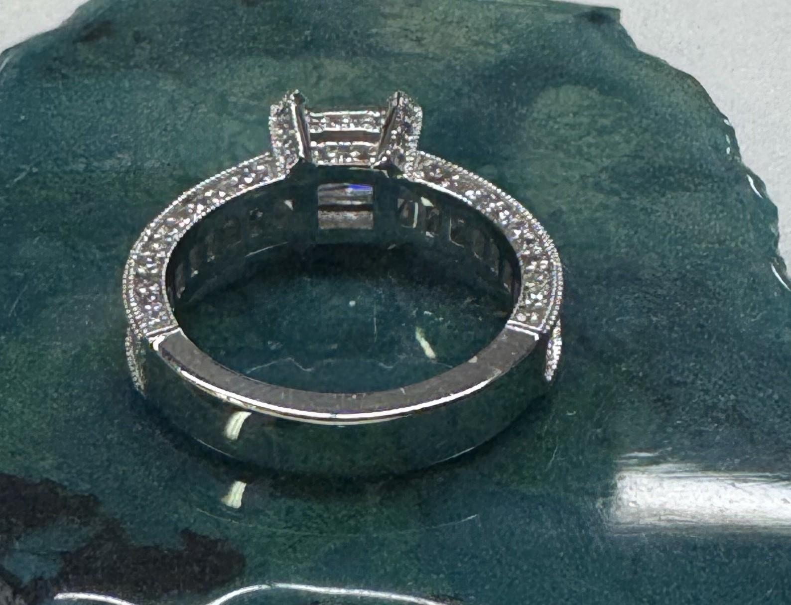 Certifié GIA 1.00cts Clarté VS1 et Couleur G serti dans une bague en platine en vente 1