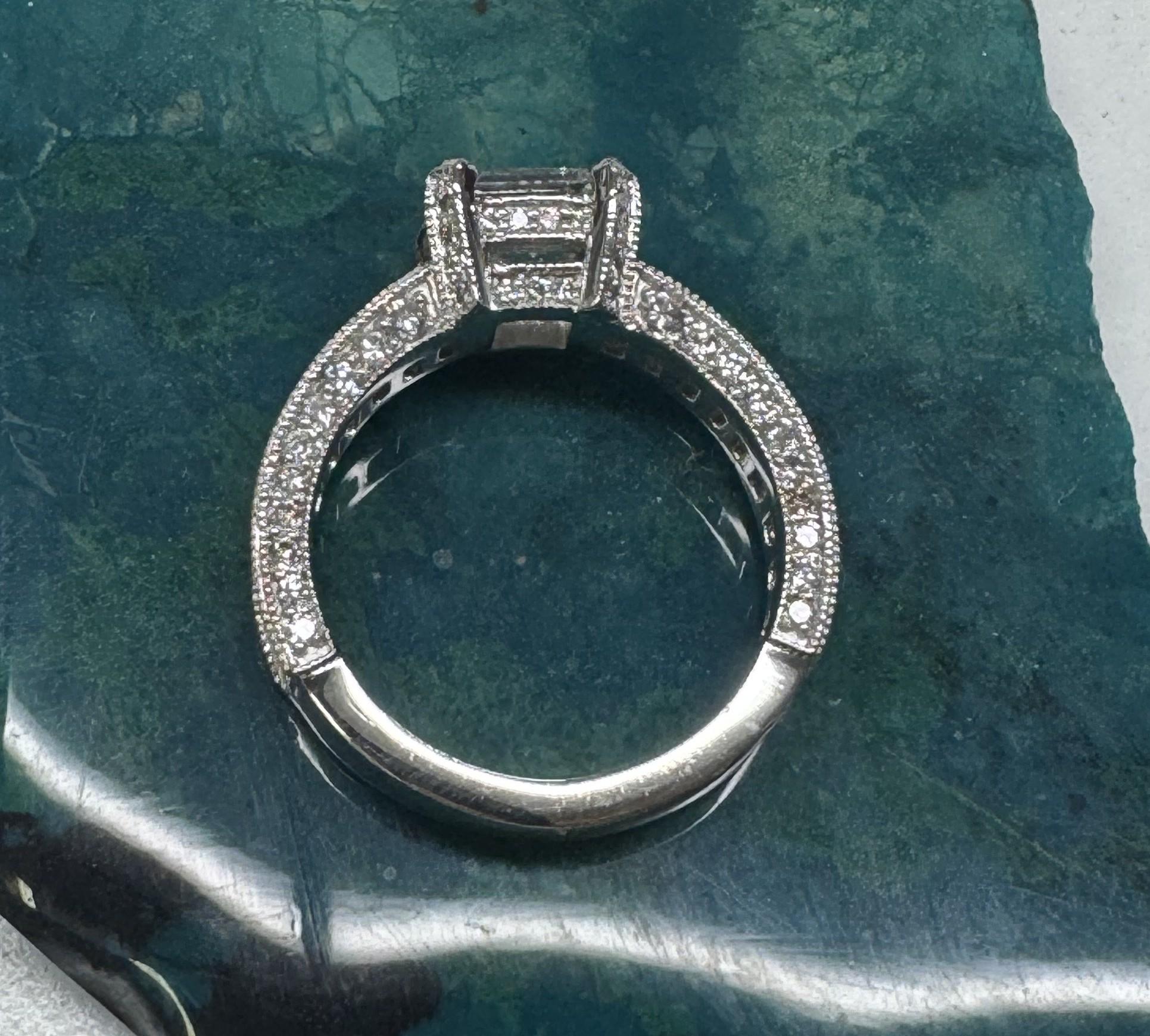 Certifié GIA 1.00cts Clarté VS1 et Couleur G serti dans une bague en platine en vente 2