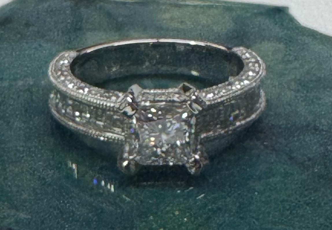 Certifié GIA 1.00cts Clarté VS1 et Couleur G serti dans une bague en platine en vente 3