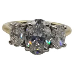 GIA-zertifizierter 14-Karat-Ring aus zwei Metallfarben mit drei ovalen Diamanten, Gesamtgewicht 2,50 Karat.
