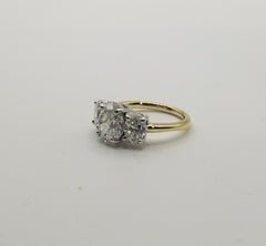 GIA-zertifizierter 14-Karat-Ring aus zwei Metallfarben mit drei ovalen Diamanten, Gesamtgewicht 2,50 Karat.