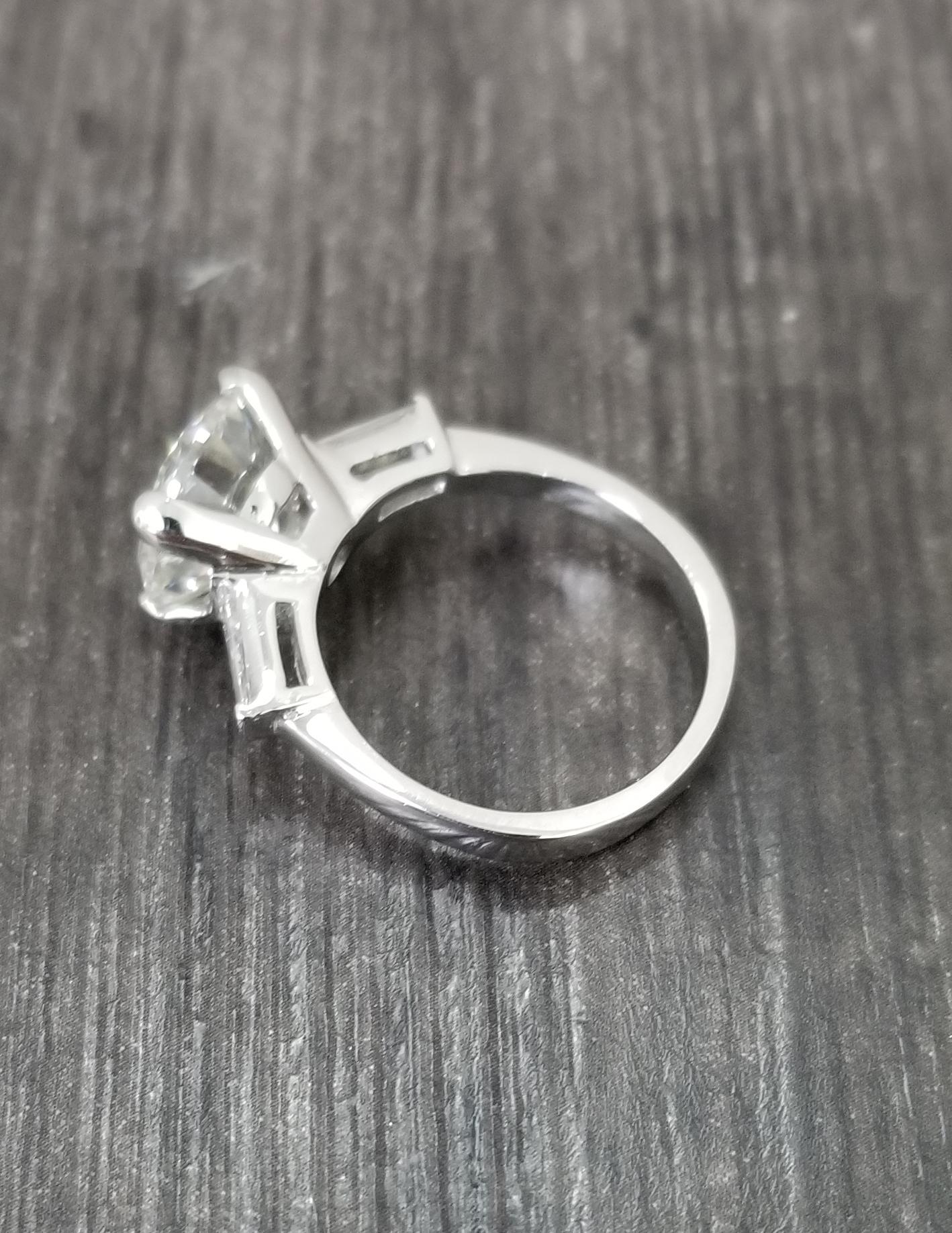 Platinum diamond engagement ring containing 1 brilliant cut diamond; color 