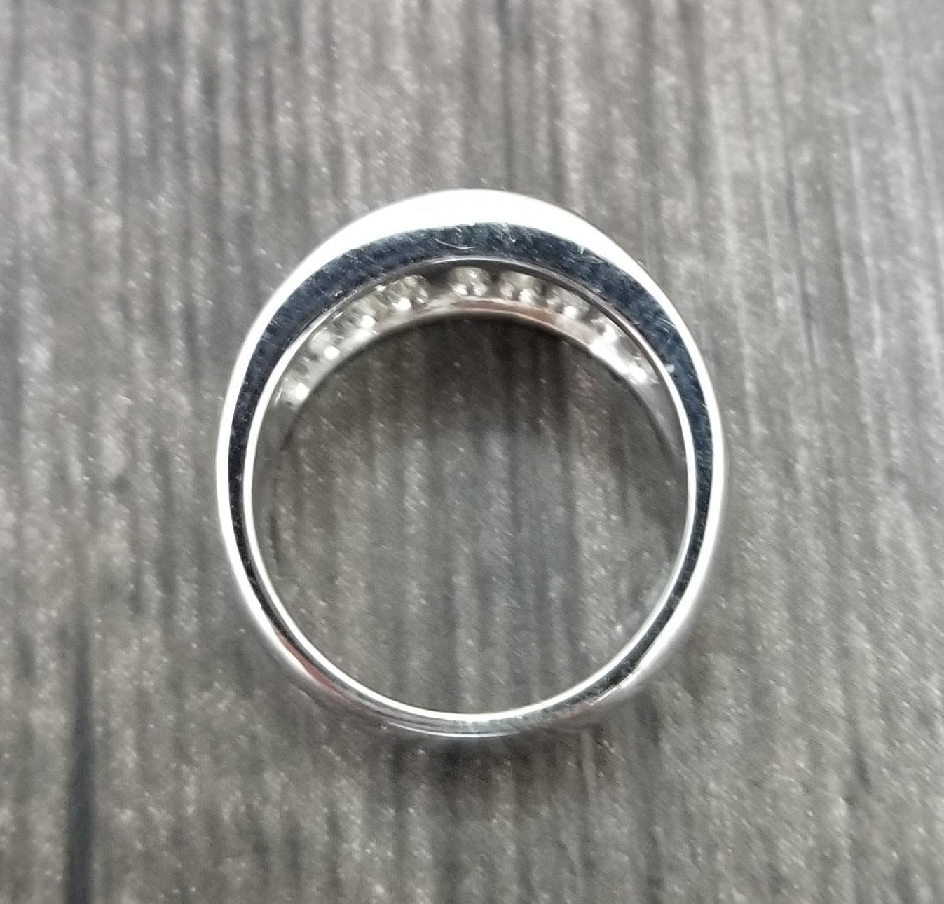 Taille ronde Bague de mariage en or blanc 14 carats avec diamants pavés en vente