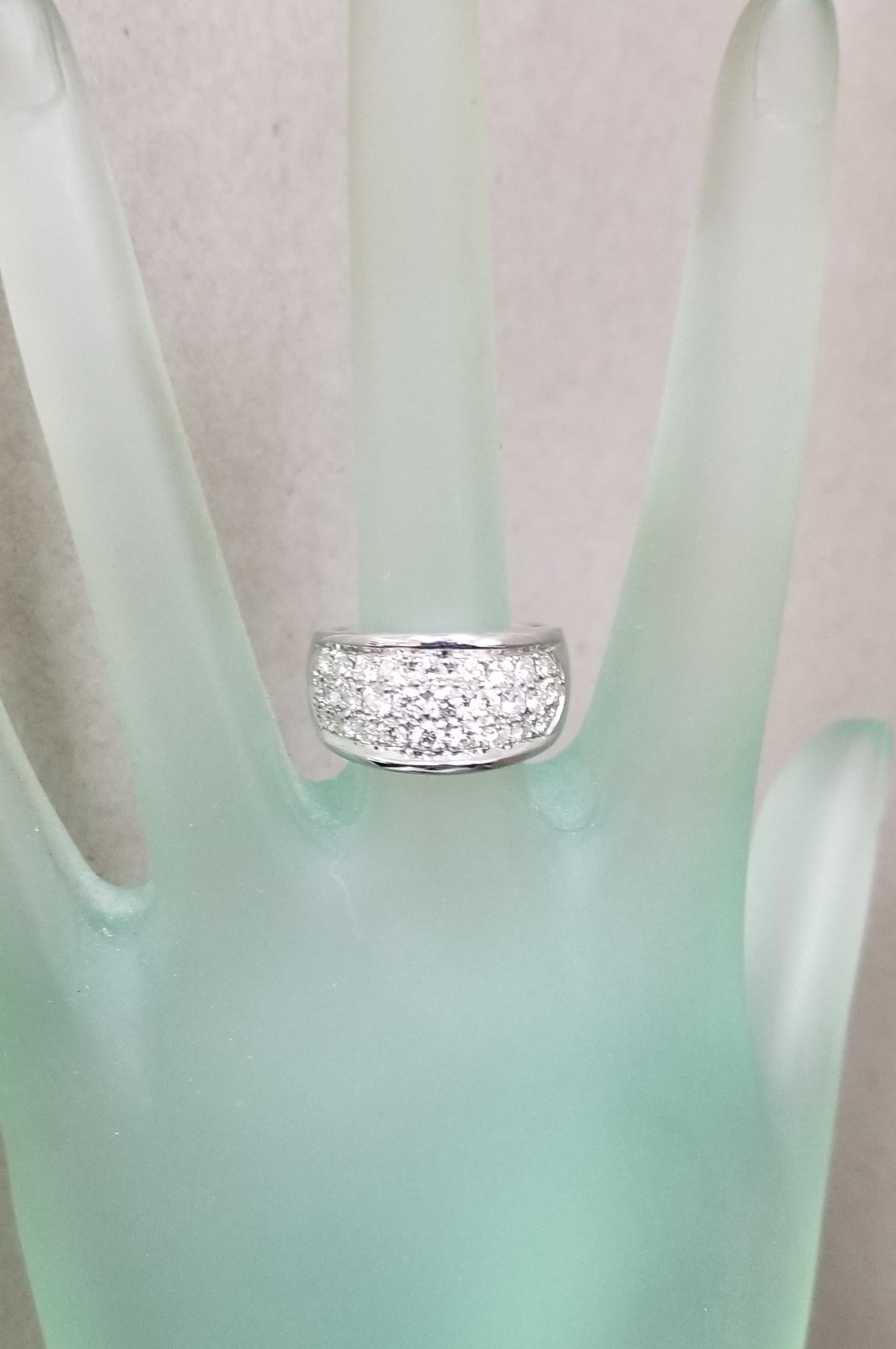 14 Karat White Gold Pave Diamond Wedding Ring In New Condition For Sale In Los Angeles, CA